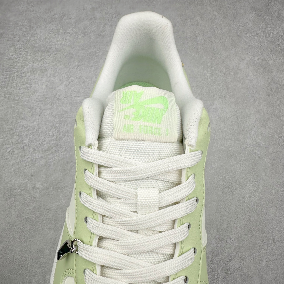 图片[5]-NK Air Force 1´07 Low 空军一号低帮百搭休闲运动板鞋 FN8540-100 柔软、弹性十足的缓震性能和出色的中底设计 横跨复古与现代的外型结合 造就出风靡全球 三十多年的Force 1 直到今天还深受青睐 尺码：36 36.5 37.5 38 38.5 39 40 40.5 41 42 42.5 43 44 44.5 45-选品中心