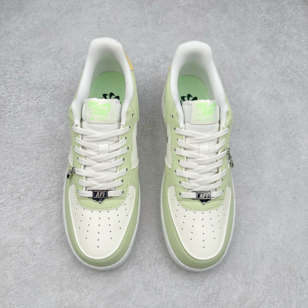 图片[2]-NK Air Force 1´07 Low 空军一号低帮百搭休闲运动板鞋 FN8540-100 柔软、弹性十足的缓震性能和出色的中底设计 横跨复古与现代的外型结合 造就出风靡全球 三十多年的Force 1 直到今天还深受青睐 尺码：36 36.5 37.5 38 38.5 39 40 40.5 41 42 42.5 43 44 44.5 45-选品中心