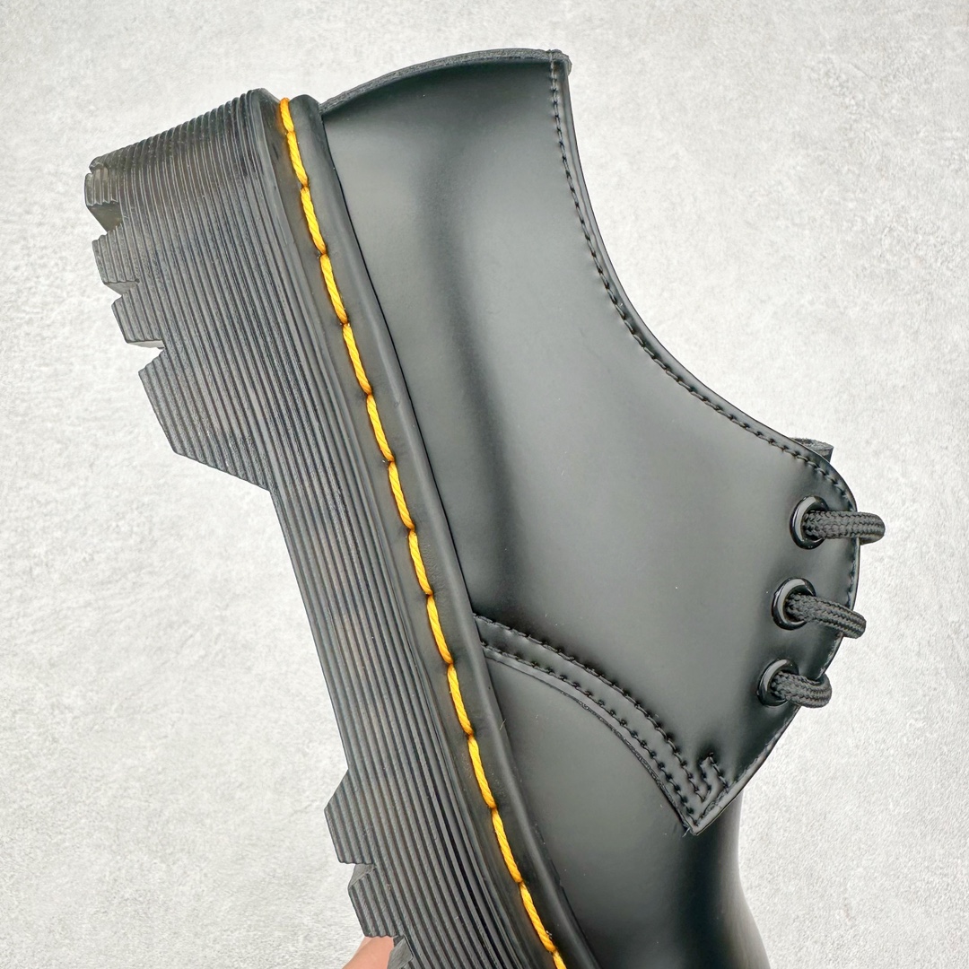 图片[6]-＃福利特价 Dr.Martens 马汀博士经典牛皮革舒适百撘马丁靴 马汀博士作为一个具有独特魅力的品牌 吸引了一群各具特色、而又崇尚本真精神的人 他们主张表达自我 他们每一个人都是世问独特的存在 从风格来看 马汀博士极简的鞋型轮廓 使鞋靴能轻松融入穿着者的造型 从而形成独具特色的风格 从实用性来看 耐穿舒适的体验感 为马汀博士成为街头潮流奠定了基础 从情感方面来看 这些具有辨识度的鞋子还是独特态度和权力赋予的象征 尺码：35 36 37 38 39 40 41 42 43 44-选品中心