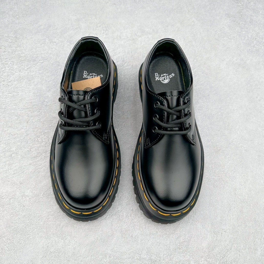 图片[2]-＃福利特价 Dr.Martens 马汀博士经典牛皮革舒适百撘马丁靴 马汀博士作为一个具有独特魅力的品牌 吸引了一群各具特色、而又崇尚本真精神的人 他们主张表达自我 他们每一个人都是世问独特的存在 从风格来看 马汀博士极简的鞋型轮廓 使鞋靴能轻松融入穿着者的造型 从而形成独具特色的风格 从实用性来看 耐穿舒适的体验感 为马汀博士成为街头潮流奠定了基础 从情感方面来看 这些具有辨识度的鞋子还是独特态度和权力赋予的象征 尺码：35 36 37 38 39 40 41 42 43 44-选品中心