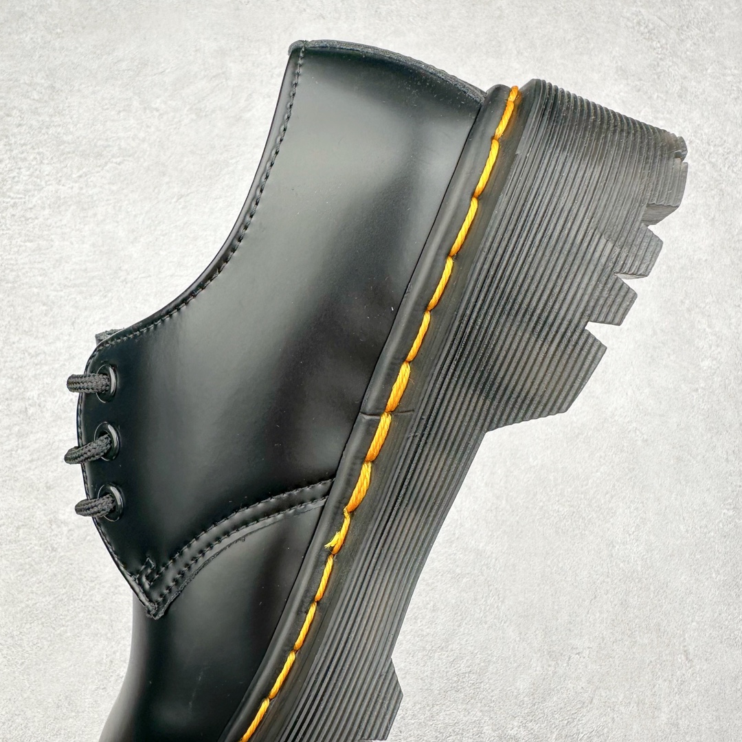 图片[7]-＃福利特价 Dr.Martens 马汀博士经典牛皮革舒适百撘马丁靴 马汀博士作为一个具有独特魅力的品牌 吸引了一群各具特色、而又崇尚本真精神的人 他们主张表达自我 他们每一个人都是世问独特的存在 从风格来看 马汀博士极简的鞋型轮廓 使鞋靴能轻松融入穿着者的造型 从而形成独具特色的风格 从实用性来看 耐穿舒适的体验感 为马汀博士成为街头潮流奠定了基础 从情感方面来看 这些具有辨识度的鞋子还是独特态度和权力赋予的象征 尺码：35 36 37 38 39 40 41 42 43 44-选品中心