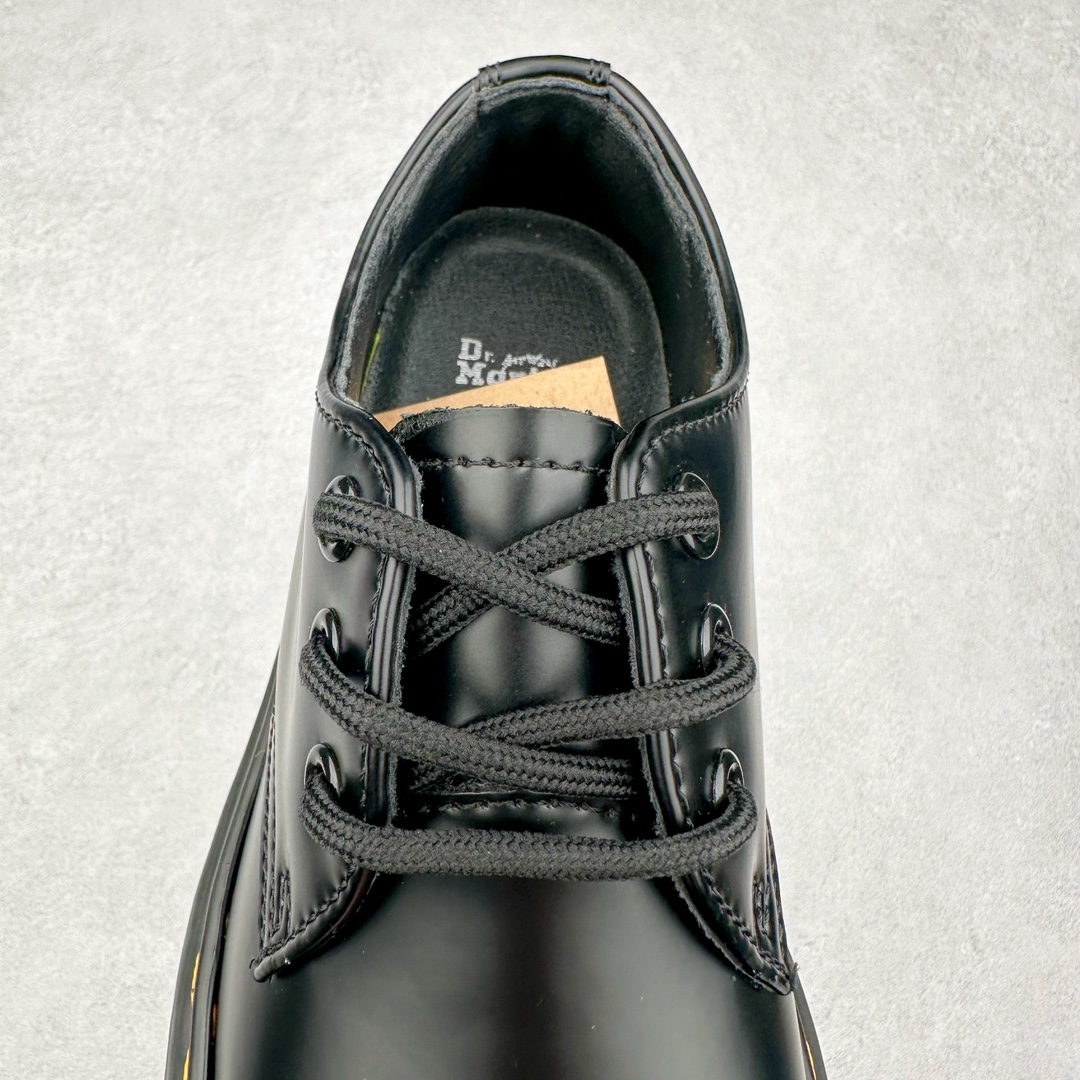 图片[5]-＃福利特价 Dr.Martens 马汀博士经典牛皮革舒适百撘马丁靴 马汀博士作为一个具有独特魅力的品牌 吸引了一群各具特色、而又崇尚本真精神的人 他们主张表达自我 他们每一个人都是世问独特的存在 从风格来看 马汀博士极简的鞋型轮廓 使鞋靴能轻松融入穿着者的造型 从而形成独具特色的风格 从实用性来看 耐穿舒适的体验感 为马汀博士成为街头潮流奠定了基础 从情感方面来看 这些具有辨识度的鞋子还是独特态度和权力赋予的象征 尺码：35 36 37 38 39 40 41 42 43 44-选品中心