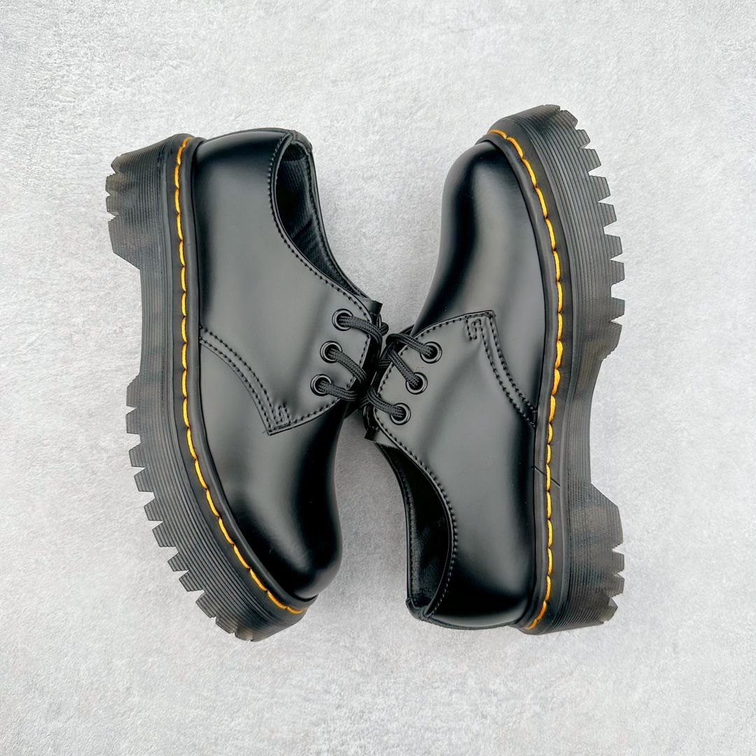 图片[3]-＃福利特价 Dr.Martens 马汀博士经典牛皮革舒适百撘马丁靴 马汀博士作为一个具有独特魅力的品牌 吸引了一群各具特色、而又崇尚本真精神的人 他们主张表达自我 他们每一个人都是世问独特的存在 从风格来看 马汀博士极简的鞋型轮廓 使鞋靴能轻松融入穿着者的造型 从而形成独具特色的风格 从实用性来看 耐穿舒适的体验感 为马汀博士成为街头潮流奠定了基础 从情感方面来看 这些具有辨识度的鞋子还是独特态度和权力赋予的象征 尺码：35 36 37 38 39 40 41 42 43 44-选品中心