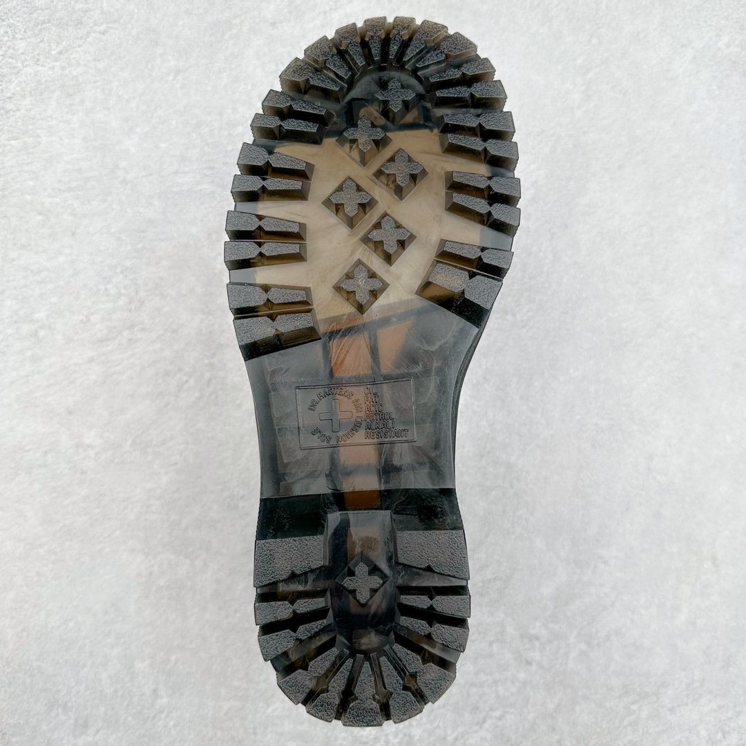 图片[9]-＃福利特价 Dr.Martens 马汀博士经典牛皮革舒适百撘马丁靴 马汀博士作为一个具有独特魅力的品牌 吸引了一群各具特色、而又崇尚本真精神的人 他们主张表达自我 他们每一个人都是世问独特的存在 从风格来看 马汀博士极简的鞋型轮廓 使鞋靴能轻松融入穿着者的造型 从而形成独具特色的风格 从实用性来看 耐穿舒适的体验感 为马汀博士成为街头潮流奠定了基础 从情感方面来看 这些具有辨识度的鞋子还是独特态度和权力赋予的象征 尺码：35 36 37 38 39 40 41 42 43 44-选品中心