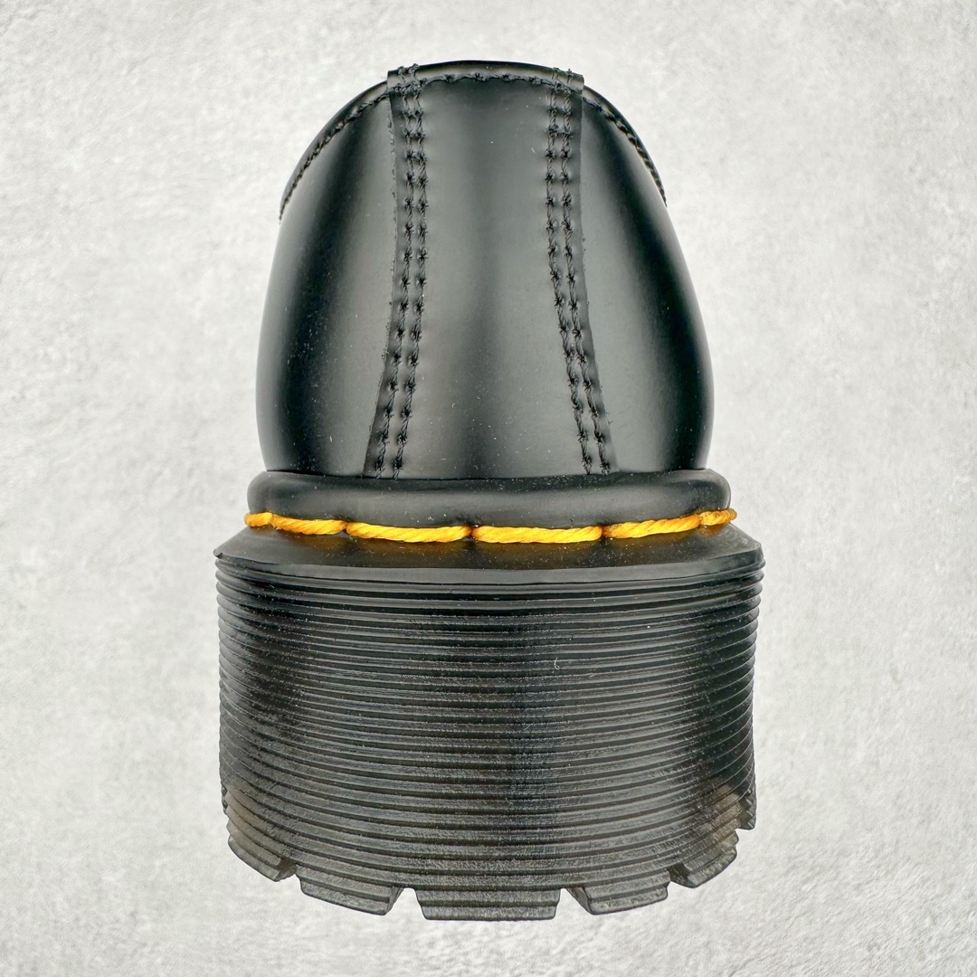 图片[8]-＃福利特价 Dr.Martens 马汀博士经典牛皮革舒适百撘马丁靴 马汀博士作为一个具有独特魅力的品牌 吸引了一群各具特色、而又崇尚本真精神的人 他们主张表达自我 他们每一个人都是世问独特的存在 从风格来看 马汀博士极简的鞋型轮廓 使鞋靴能轻松融入穿着者的造型 从而形成独具特色的风格 从实用性来看 耐穿舒适的体验感 为马汀博士成为街头潮流奠定了基础 从情感方面来看 这些具有辨识度的鞋子还是独特态度和权力赋予的象征 尺码：35 36 37 38 39 40 41 42 43 44-选品中心