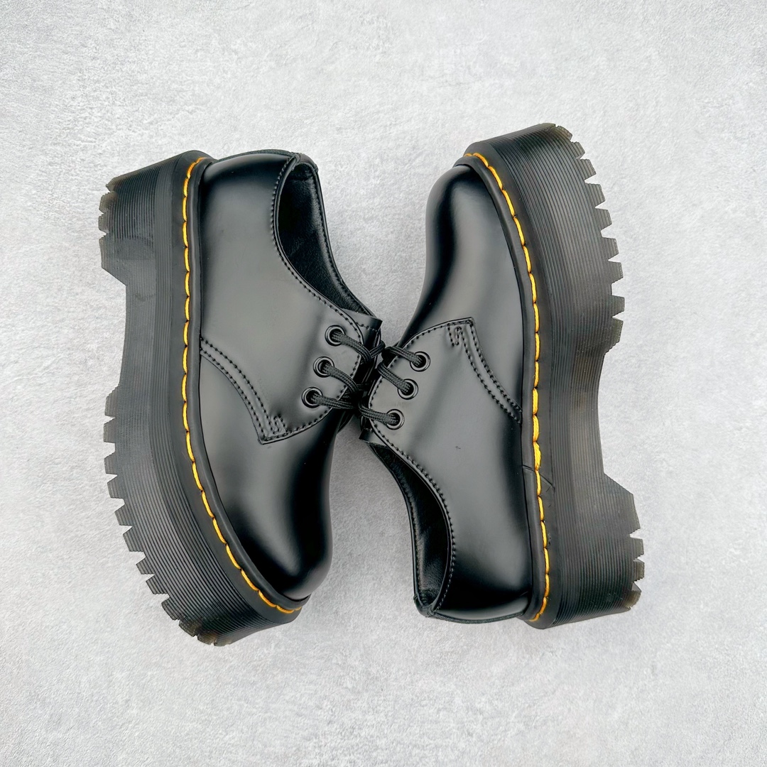 图片[3]-＃福利特价 Dr.Martens 马汀博士经典牛皮革舒适百撘马丁靴 马汀博士作为一个具有独特魅力的品牌 吸引了一群各具特色、而又崇尚本真精神的人 他们主张表达自我 他们每一个人都是世问独特的存在 从风格来看 马汀博士极简的鞋型轮廓 使鞋靴能轻松融入穿着者的造型 从而形成独具特色的风格 从实用性来看 耐穿舒适的体验感 为马汀博士成为街头潮流奠定了基础 从情感方面来看 这些具有辨识度的鞋子还是独特态度和权力赋予的象征 尺码：35 36 37 38 39 40 41 42 43 44-选品中心