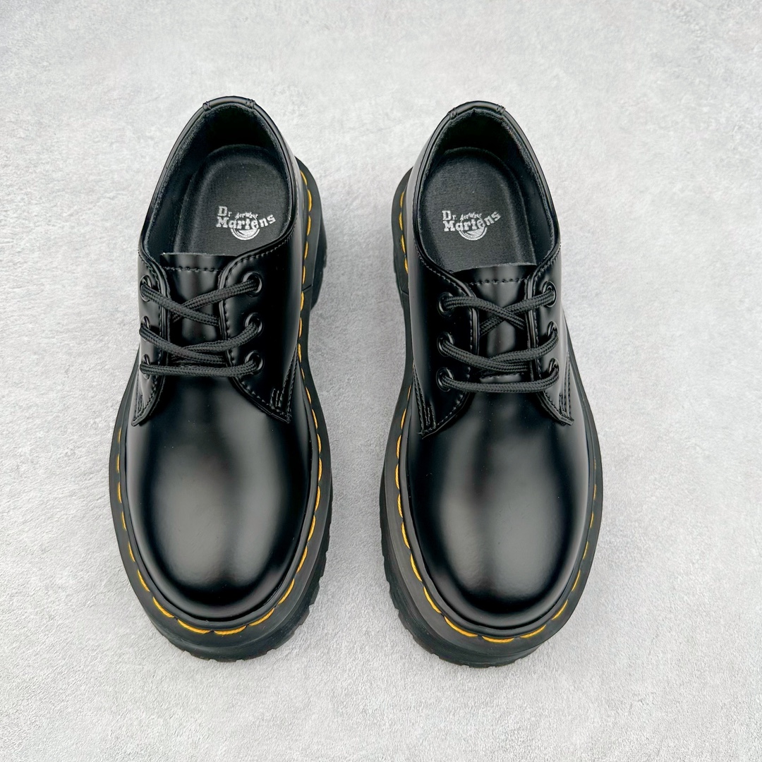 图片[2]-＃福利特价 Dr.Martens 马汀博士经典牛皮革舒适百撘马丁靴 马汀博士作为一个具有独特魅力的品牌 吸引了一群各具特色、而又崇尚本真精神的人 他们主张表达自我 他们每一个人都是世问独特的存在 从风格来看 马汀博士极简的鞋型轮廓 使鞋靴能轻松融入穿着者的造型 从而形成独具特色的风格 从实用性来看 耐穿舒适的体验感 为马汀博士成为街头潮流奠定了基础 从情感方面来看 这些具有辨识度的鞋子还是独特态度和权力赋予的象征 尺码：35 36 37 38 39 40 41 42 43 44-选品中心