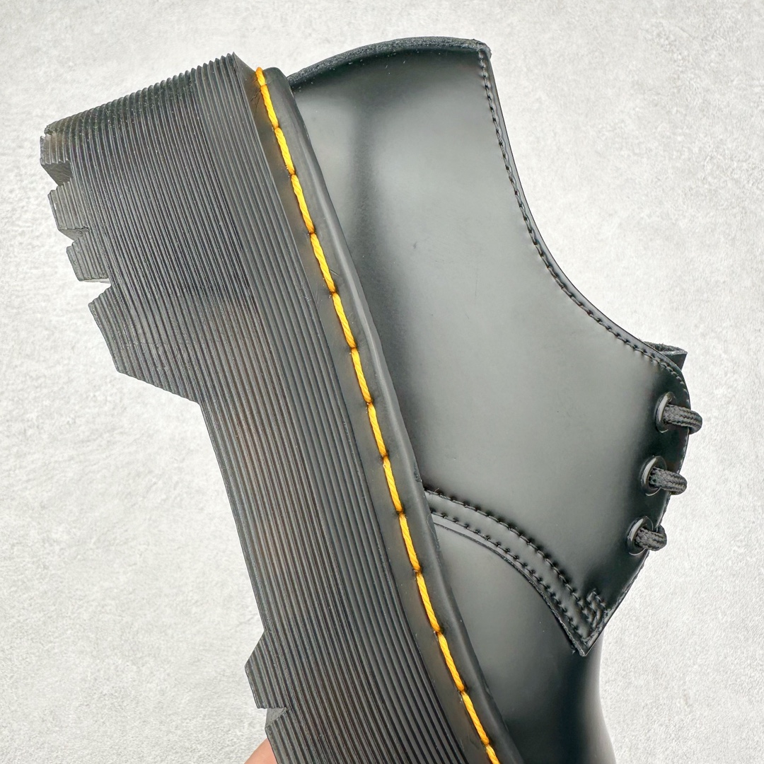 图片[6]-＃福利特价 Dr.Martens 马汀博士经典牛皮革舒适百撘马丁靴 马汀博士作为一个具有独特魅力的品牌 吸引了一群各具特色、而又崇尚本真精神的人 他们主张表达自我 他们每一个人都是世问独特的存在 从风格来看 马汀博士极简的鞋型轮廓 使鞋靴能轻松融入穿着者的造型 从而形成独具特色的风格 从实用性来看 耐穿舒适的体验感 为马汀博士成为街头潮流奠定了基础 从情感方面来看 这些具有辨识度的鞋子还是独特态度和权力赋予的象征 尺码：35 36 37 38 39 40 41 42 43 44-选品中心