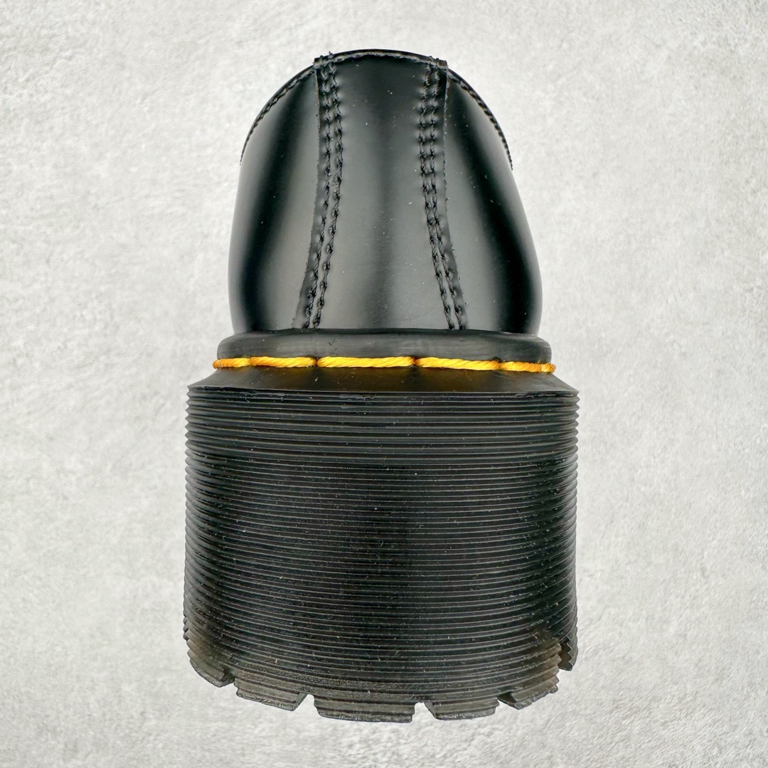 图片[8]-＃福利特价 Dr.Martens 马汀博士经典牛皮革舒适百撘马丁靴 马汀博士作为一个具有独特魅力的品牌 吸引了一群各具特色、而又崇尚本真精神的人 他们主张表达自我 他们每一个人都是世问独特的存在 从风格来看 马汀博士极简的鞋型轮廓 使鞋靴能轻松融入穿着者的造型 从而形成独具特色的风格 从实用性来看 耐穿舒适的体验感 为马汀博士成为街头潮流奠定了基础 从情感方面来看 这些具有辨识度的鞋子还是独特态度和权力赋予的象征 尺码：35 36 37 38 39 40 41 42 43 44-选品中心