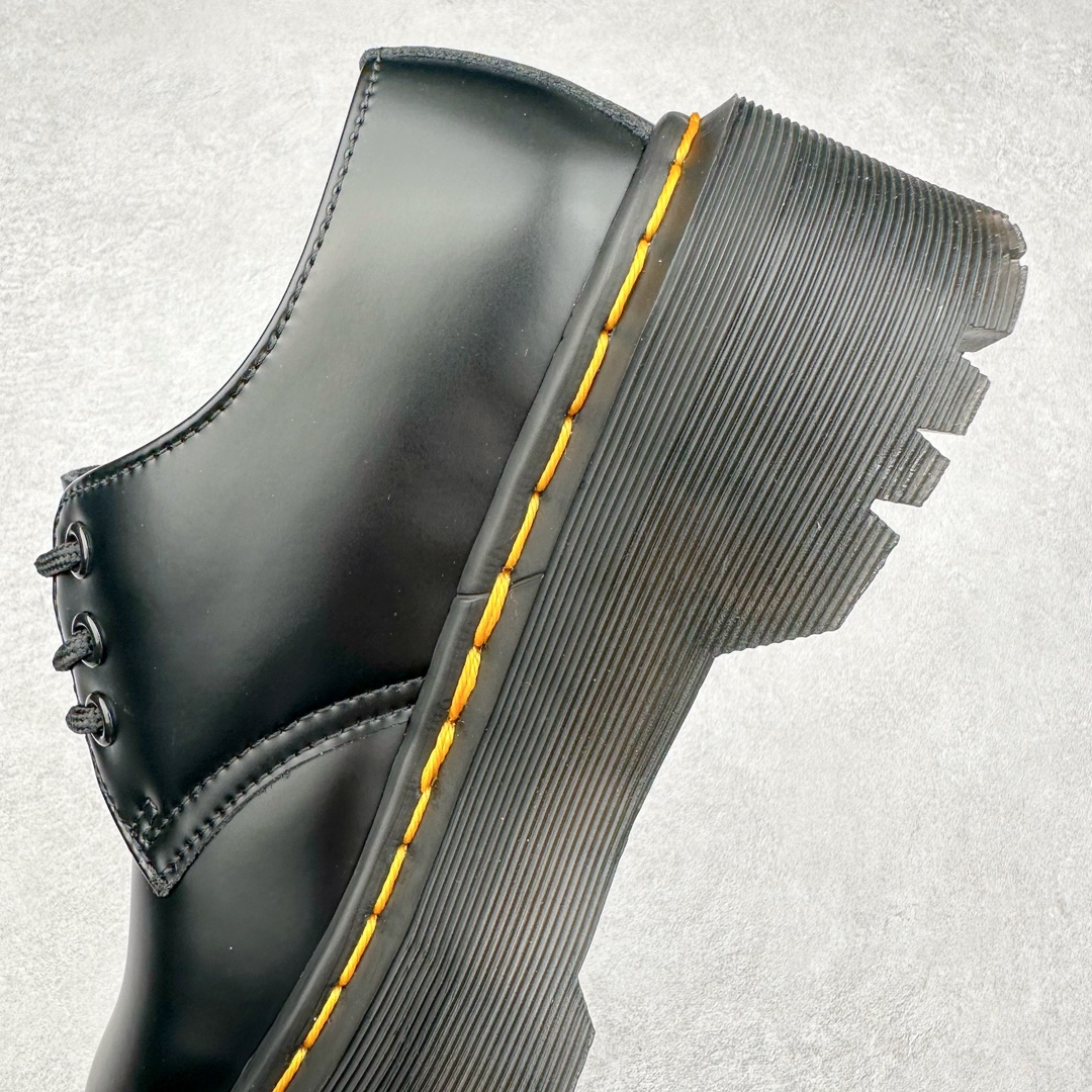 图片[7]-＃福利特价 Dr.Martens 马汀博士经典牛皮革舒适百撘马丁靴 马汀博士作为一个具有独特魅力的品牌 吸引了一群各具特色、而又崇尚本真精神的人 他们主张表达自我 他们每一个人都是世问独特的存在 从风格来看 马汀博士极简的鞋型轮廓 使鞋靴能轻松融入穿着者的造型 从而形成独具特色的风格 从实用性来看 耐穿舒适的体验感 为马汀博士成为街头潮流奠定了基础 从情感方面来看 这些具有辨识度的鞋子还是独特态度和权力赋予的象征 尺码：35 36 37 38 39 40 41 42 43 44-选品中心