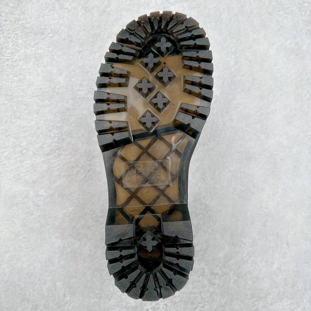 图片[9]-＃福利特价 Dr.Martens 马汀博士经典牛皮革舒适百撘马丁靴 马汀博士作为一个具有独特魅力的品牌 吸引了一群各具特色、而又崇尚本真精神的人 他们主张表达自我 他们每一个人都是世问独特的存在 从风格来看 马汀博士极简的鞋型轮廓 使鞋靴能轻松融入穿着者的造型 从而形成独具特色的风格 从实用性来看 耐穿舒适的体验感 为马汀博士成为街头潮流奠定了基础 从情感方面来看 这些具有辨识度的鞋子还是独特态度和权力赋予的象征 尺码：35 36 37 38 39 40 41 42 43 44-选品中心