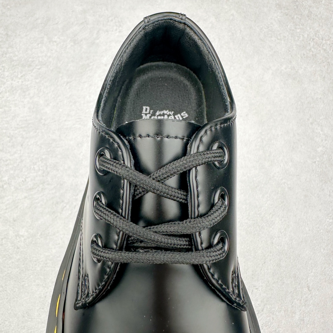 图片[5]-＃福利特价 Dr.Martens 马汀博士经典牛皮革舒适百撘马丁靴 马汀博士作为一个具有独特魅力的品牌 吸引了一群各具特色、而又崇尚本真精神的人 他们主张表达自我 他们每一个人都是世问独特的存在 从风格来看 马汀博士极简的鞋型轮廓 使鞋靴能轻松融入穿着者的造型 从而形成独具特色的风格 从实用性来看 耐穿舒适的体验感 为马汀博士成为街头潮流奠定了基础 从情感方面来看 这些具有辨识度的鞋子还是独特态度和权力赋予的象征 尺码：35 36 37 38 39 40 41 42 43 44-选品中心