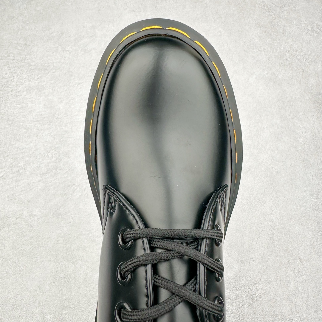 图片[4]-＃福利特价 Dr.Martens 马汀博士经典牛皮革舒适百撘马丁靴 马汀博士作为一个具有独特魅力的品牌 吸引了一群各具特色、而又崇尚本真精神的人 他们主张表达自我 他们每一个人都是世问独特的存在 从风格来看 马汀博士极简的鞋型轮廓 使鞋靴能轻松融入穿着者的造型 从而形成独具特色的风格 从实用性来看 耐穿舒适的体验感 为马汀博士成为街头潮流奠定了基础 从情感方面来看 这些具有辨识度的鞋子还是独特态度和权力赋予的象征 尺码：35 36 37 38 39 40 41 42 43 44-选品中心