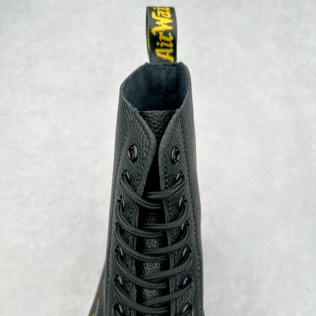 图片[5]-＃福利特价 Dr.Martens 马汀博士经典牛皮革舒适百撘马丁靴 马汀博士作为一个具有独特魅力的品牌 吸引了一群各具特色、而又崇尚本真精神的人 他们主张表达自我 他们每一个人都是世问独特的存在 从风格来看 马汀博士极简的鞋型轮廓 使鞋靴能轻松融入穿着者的造型 从而形成独具特色的风格 从实用性来看 耐穿舒适的体验感 为马汀博士成为街头潮流奠定了基础 从情感方面来看 这些具有辨识度的鞋子还是独特态度和权力赋予的象征 尺码：35 36 37 38 39 40 41 42 43 44-选品中心