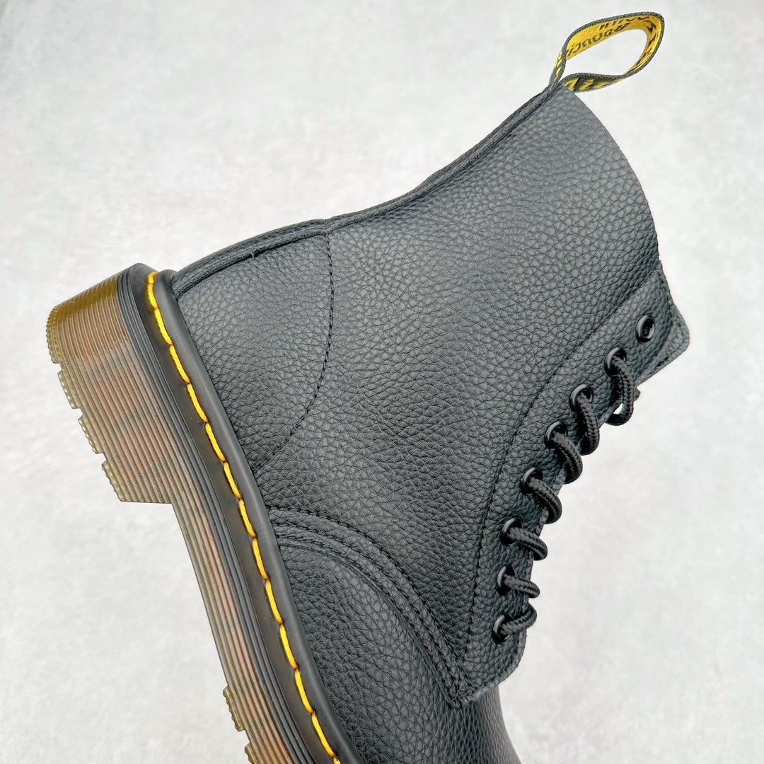 图片[6]-＃福利特价 Dr.Martens 马汀博士经典牛皮革舒适百撘马丁靴 马汀博士作为一个具有独特魅力的品牌 吸引了一群各具特色、而又崇尚本真精神的人 他们主张表达自我 他们每一个人都是世问独特的存在 从风格来看 马汀博士极简的鞋型轮廓 使鞋靴能轻松融入穿着者的造型 从而形成独具特色的风格 从实用性来看 耐穿舒适的体验感 为马汀博士成为街头潮流奠定了基础 从情感方面来看 这些具有辨识度的鞋子还是独特态度和权力赋予的象征 尺码：35 36 37 38 39 40 41 42 43 44-选品中心