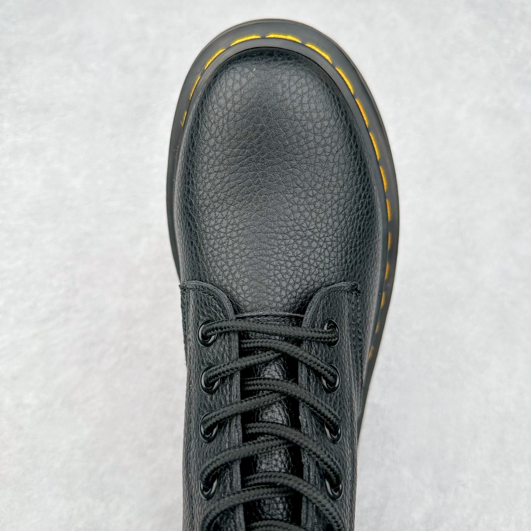 图片[4]-＃福利特价 Dr.Martens 马汀博士经典牛皮革舒适百撘马丁靴 马汀博士作为一个具有独特魅力的品牌 吸引了一群各具特色、而又崇尚本真精神的人 他们主张表达自我 他们每一个人都是世问独特的存在 从风格来看 马汀博士极简的鞋型轮廓 使鞋靴能轻松融入穿着者的造型 从而形成独具特色的风格 从实用性来看 耐穿舒适的体验感 为马汀博士成为街头潮流奠定了基础 从情感方面来看 这些具有辨识度的鞋子还是独特态度和权力赋予的象征 尺码：35 36 37 38 39 40 41 42 43 44-选品中心
