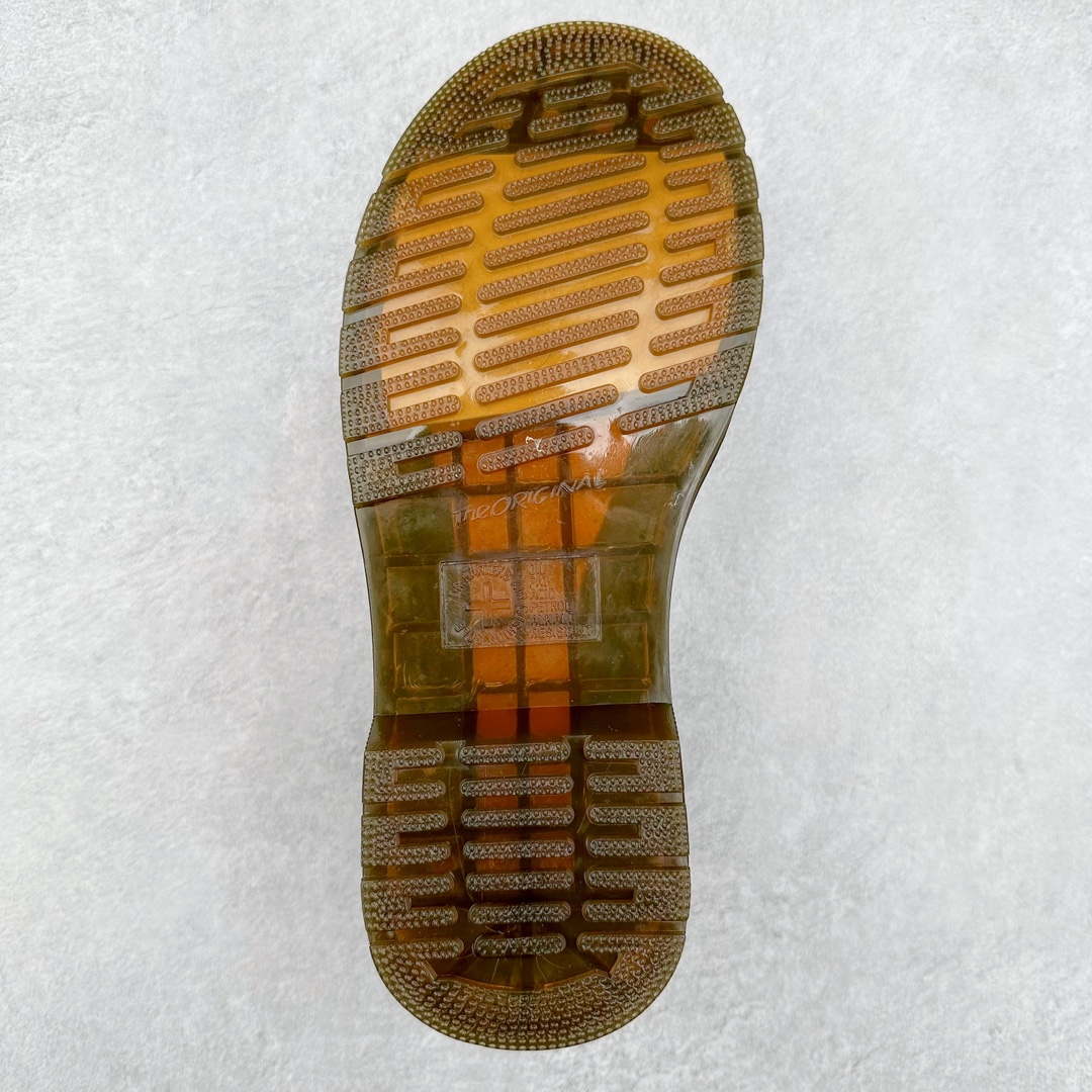 图片[9]-＃福利特价 Dr.Martens 马汀博士经典牛皮革舒适百撘马丁靴 马汀博士作为一个具有独特魅力的品牌 吸引了一群各具特色、而又崇尚本真精神的人 他们主张表达自我 他们每一个人都是世问独特的存在 从风格来看 马汀博士极简的鞋型轮廓 使鞋靴能轻松融入穿着者的造型 从而形成独具特色的风格 从实用性来看 耐穿舒适的体验感 为马汀博士成为街头潮流奠定了基础 从情感方面来看 这些具有辨识度的鞋子还是独特态度和权力赋予的象征 尺码：35 36 37 38 39 40 41 42 43 44-选品中心