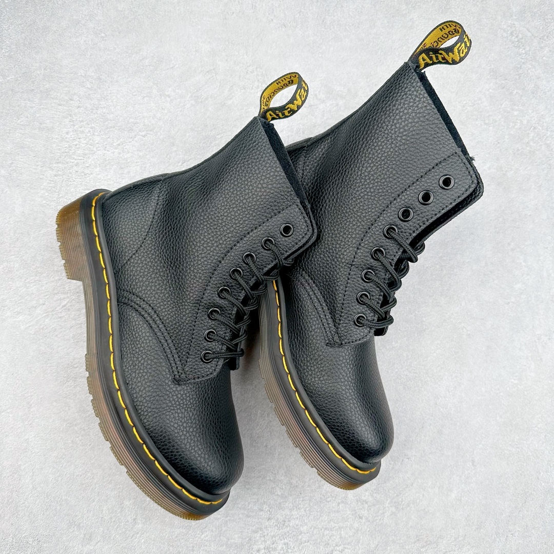 图片[3]-＃福利特价 Dr.Martens 马汀博士经典牛皮革舒适百撘马丁靴 马汀博士作为一个具有独特魅力的品牌 吸引了一群各具特色、而又崇尚本真精神的人 他们主张表达自我 他们每一个人都是世问独特的存在 从风格来看 马汀博士极简的鞋型轮廓 使鞋靴能轻松融入穿着者的造型 从而形成独具特色的风格 从实用性来看 耐穿舒适的体验感 为马汀博士成为街头潮流奠定了基础 从情感方面来看 这些具有辨识度的鞋子还是独特态度和权力赋予的象征 尺码：35 36 37 38 39 40 41 42 43 44-选品中心