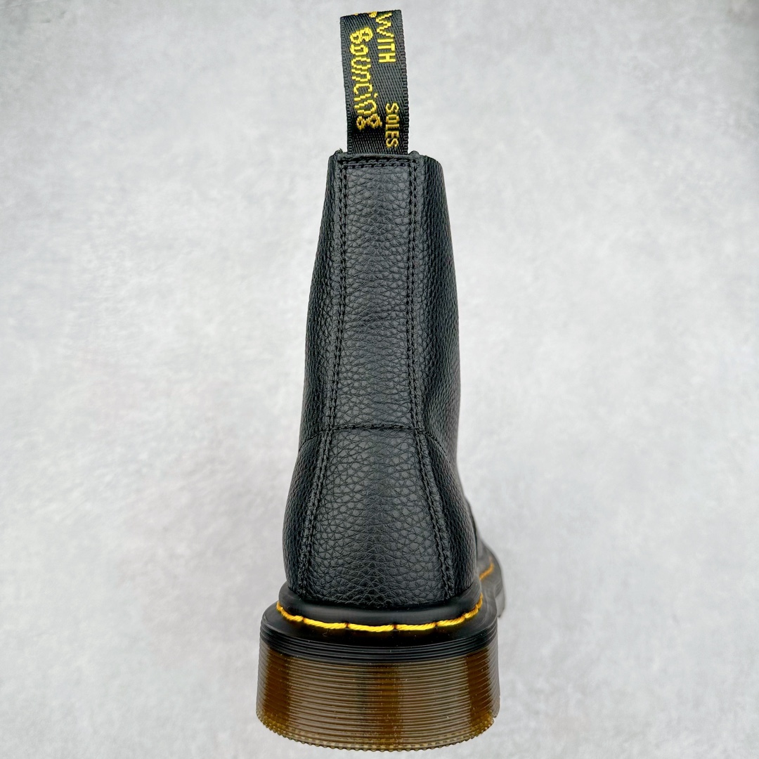 图片[8]-＃福利特价 Dr.Martens 马汀博士经典牛皮革舒适百撘马丁靴 马汀博士作为一个具有独特魅力的品牌 吸引了一群各具特色、而又崇尚本真精神的人 他们主张表达自我 他们每一个人都是世问独特的存在 从风格来看 马汀博士极简的鞋型轮廓 使鞋靴能轻松融入穿着者的造型 从而形成独具特色的风格 从实用性来看 耐穿舒适的体验感 为马汀博士成为街头潮流奠定了基础 从情感方面来看 这些具有辨识度的鞋子还是独特态度和权力赋予的象征 尺码：35 36 37 38 39 40 41 42 43 44-选品中心