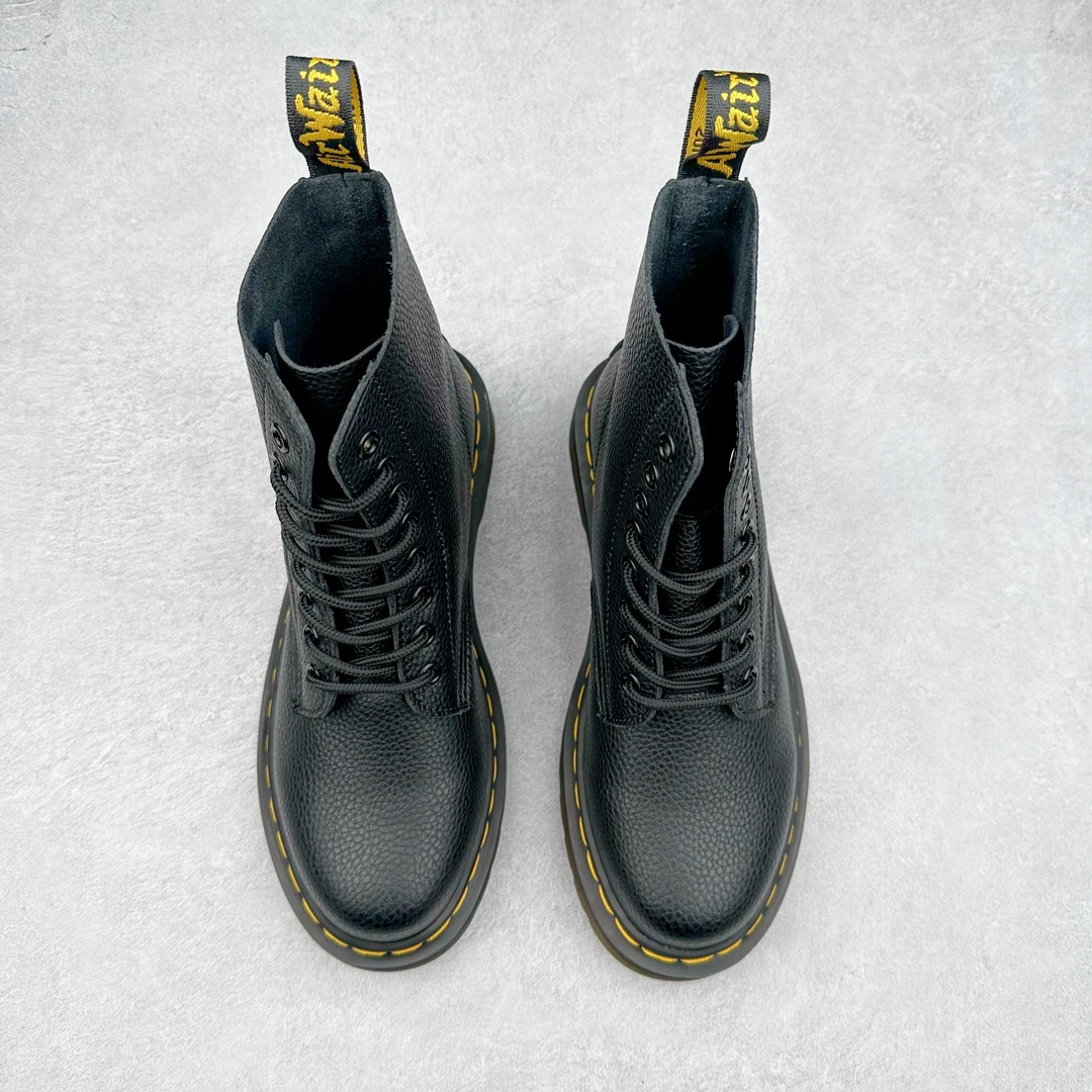 图片[2]-＃福利特价 Dr.Martens 马汀博士经典牛皮革舒适百撘马丁靴 马汀博士作为一个具有独特魅力的品牌 吸引了一群各具特色、而又崇尚本真精神的人 他们主张表达自我 他们每一个人都是世问独特的存在 从风格来看 马汀博士极简的鞋型轮廓 使鞋靴能轻松融入穿着者的造型 从而形成独具特色的风格 从实用性来看 耐穿舒适的体验感 为马汀博士成为街头潮流奠定了基础 从情感方面来看 这些具有辨识度的鞋子还是独特态度和权力赋予的象征 尺码：35 36 37 38 39 40 41 42 43 44-选品中心