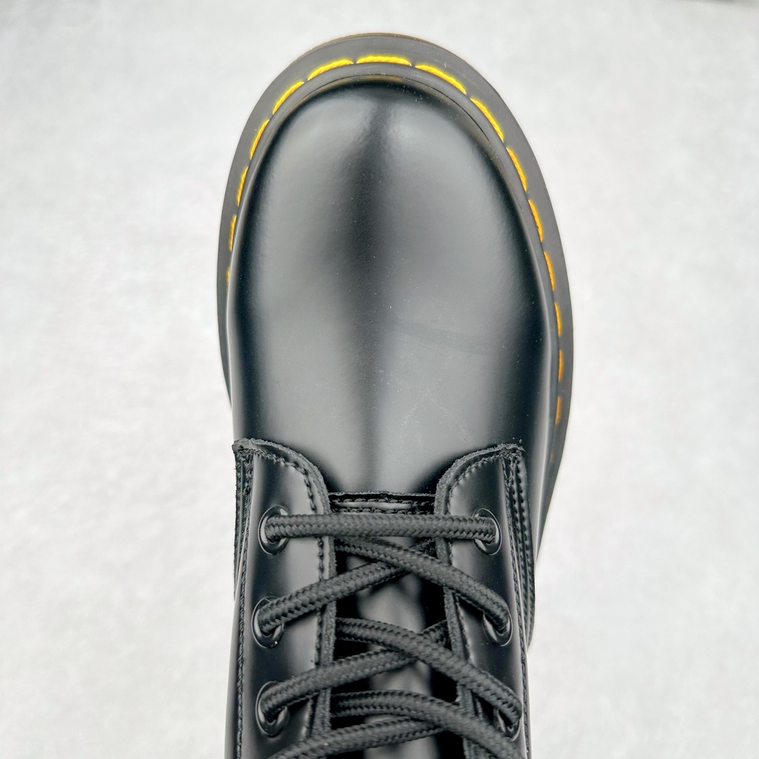 图片[4]-＃福利特价 Dr.Martens 马汀博士经典牛皮革舒适百撘马丁靴 马汀博士作为一个具有独特魅力的品牌 吸引了一群各具特色、而又崇尚本真精神的人 他们主张表达自我 他们每一个人都是世问独特的存在 从风格来看 马汀博士极简的鞋型轮廓 使鞋靴能轻松融入穿着者的造型 从而形成独具特色的风格 从实用性来看 耐穿舒适的体验感 为马汀博士成为街头潮流奠定了基础 从情感方面来看 这些具有辨识度的鞋子还是独特态度和权力赋予的象征 尺码：35 36 37 38 39 40 41 42 43 44-选品中心