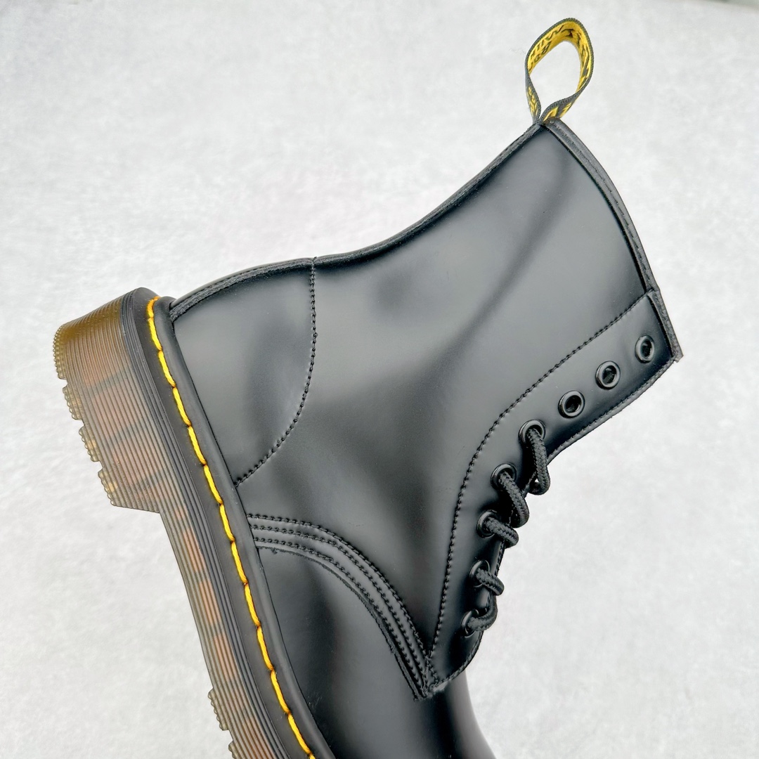 图片[6]-＃福利特价 Dr.Martens 马汀博士经典牛皮革舒适百撘马丁靴 马汀博士作为一个具有独特魅力的品牌 吸引了一群各具特色、而又崇尚本真精神的人 他们主张表达自我 他们每一个人都是世问独特的存在 从风格来看 马汀博士极简的鞋型轮廓 使鞋靴能轻松融入穿着者的造型 从而形成独具特色的风格 从实用性来看 耐穿舒适的体验感 为马汀博士成为街头潮流奠定了基础 从情感方面来看 这些具有辨识度的鞋子还是独特态度和权力赋予的象征 尺码：35 36 37 38 39 40 41 42 43 44-选品中心