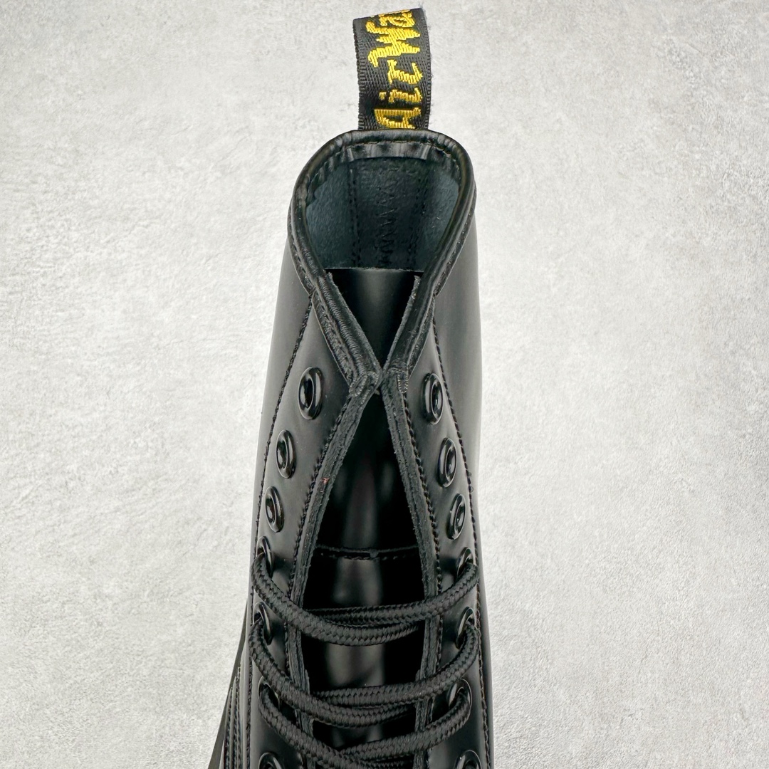 图片[5]-＃福利特价 Dr.Martens 马汀博士经典牛皮革舒适百撘马丁靴 马汀博士作为一个具有独特魅力的品牌 吸引了一群各具特色、而又崇尚本真精神的人 他们主张表达自我 他们每一个人都是世问独特的存在 从风格来看 马汀博士极简的鞋型轮廓 使鞋靴能轻松融入穿着者的造型 从而形成独具特色的风格 从实用性来看 耐穿舒适的体验感 为马汀博士成为街头潮流奠定了基础 从情感方面来看 这些具有辨识度的鞋子还是独特态度和权力赋予的象征 尺码：35 36 37 38 39 40 41 42 43 44-选品中心