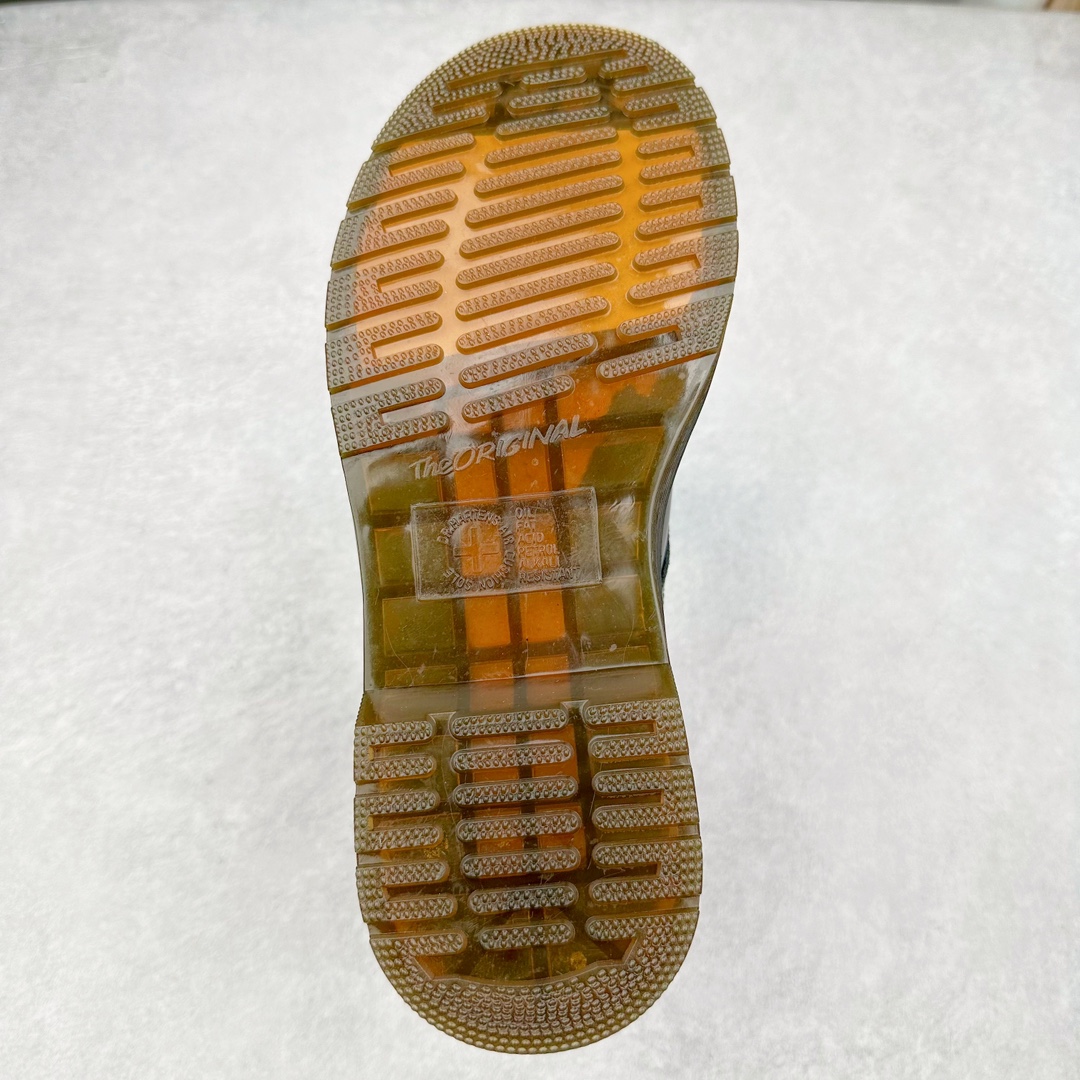 图片[9]-＃福利特价 Dr.Martens 马汀博士经典牛皮革舒适百撘马丁靴 马汀博士作为一个具有独特魅力的品牌 吸引了一群各具特色、而又崇尚本真精神的人 他们主张表达自我 他们每一个人都是世问独特的存在 从风格来看 马汀博士极简的鞋型轮廓 使鞋靴能轻松融入穿着者的造型 从而形成独具特色的风格 从实用性来看 耐穿舒适的体验感 为马汀博士成为街头潮流奠定了基础 从情感方面来看 这些具有辨识度的鞋子还是独特态度和权力赋予的象征 尺码：35 36 37 38 39 40 41 42 43 44-选品中心