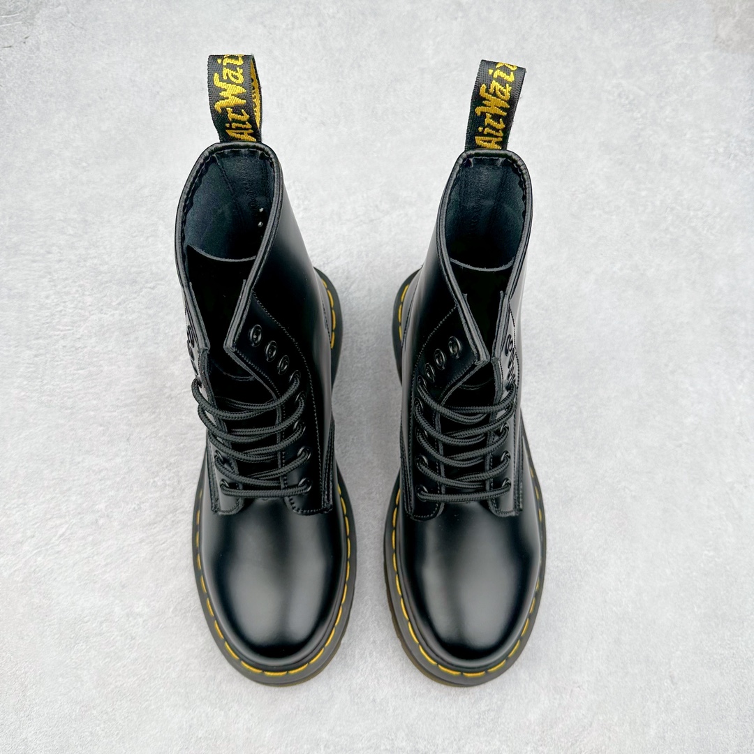 图片[2]-＃福利特价 Dr.Martens 马汀博士经典牛皮革舒适百撘马丁靴 马汀博士作为一个具有独特魅力的品牌 吸引了一群各具特色、而又崇尚本真精神的人 他们主张表达自我 他们每一个人都是世问独特的存在 从风格来看 马汀博士极简的鞋型轮廓 使鞋靴能轻松融入穿着者的造型 从而形成独具特色的风格 从实用性来看 耐穿舒适的体验感 为马汀博士成为街头潮流奠定了基础 从情感方面来看 这些具有辨识度的鞋子还是独特态度和权力赋予的象征 尺码：35 36 37 38 39 40 41 42 43 44-选品中心