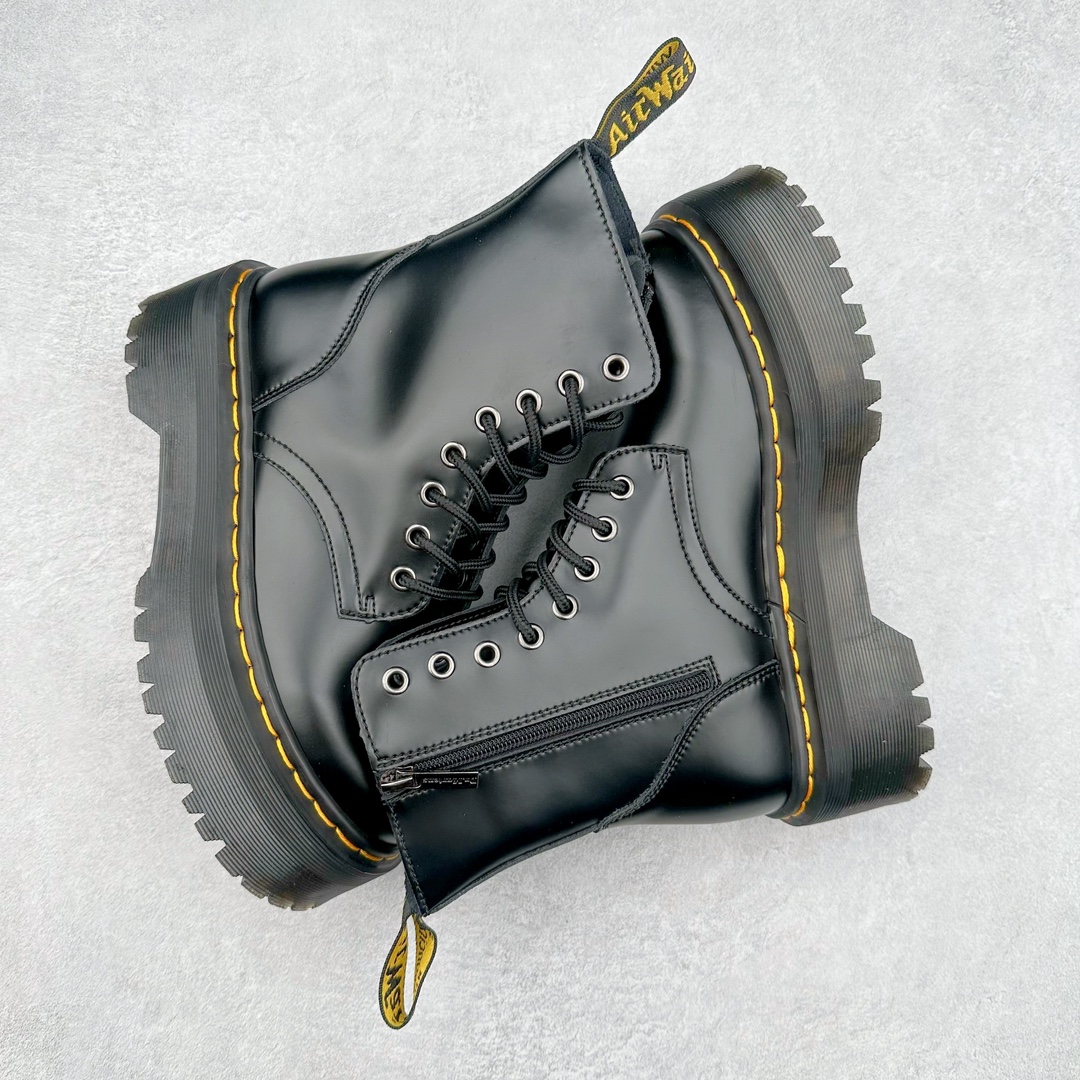 图片[3]-＃福利特价 Dr.Martens 马汀博士经典牛皮革舒适百撘马丁靴 马汀博士作为一个具有独特魅力的品牌 吸引了一群各具特色、而又崇尚本真精神的人 他们主张表达自我 他们每一个人都是世问独特的存在 从风格来看 马汀博士极简的鞋型轮廓 使鞋靴能轻松融入穿着者的造型 从而形成独具特色的风格 从实用性来看 耐穿舒适的体验感 为马汀博士成为街头潮流奠定了基础 从情感方面来看 这些具有辨识度的鞋子还是独特态度和权力赋予的象征 尺码：35 36 37 38 39 40 41 42 43 44-选品中心