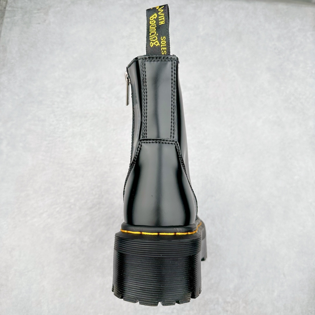 图片[8]-＃福利特价 Dr.Martens 马汀博士经典牛皮革舒适百撘马丁靴 马汀博士作为一个具有独特魅力的品牌 吸引了一群各具特色、而又崇尚本真精神的人 他们主张表达自我 他们每一个人都是世问独特的存在 从风格来看 马汀博士极简的鞋型轮廓 使鞋靴能轻松融入穿着者的造型 从而形成独具特色的风格 从实用性来看 耐穿舒适的体验感 为马汀博士成为街头潮流奠定了基础 从情感方面来看 这些具有辨识度的鞋子还是独特态度和权力赋予的象征 尺码：35 36 37 38 39 40 41 42 43 44-选品中心