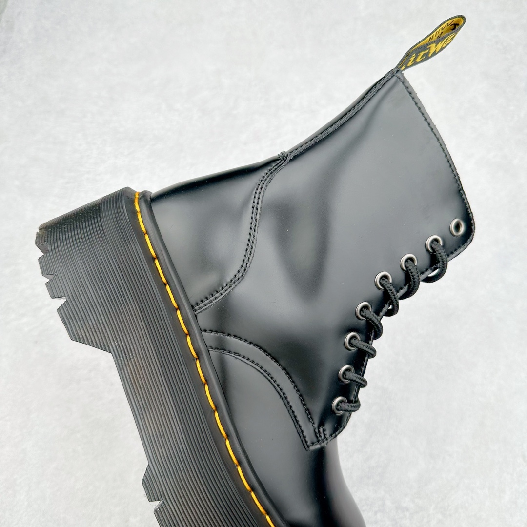 图片[6]-＃福利特价 Dr.Martens 马汀博士经典牛皮革舒适百撘马丁靴 马汀博士作为一个具有独特魅力的品牌 吸引了一群各具特色、而又崇尚本真精神的人 他们主张表达自我 他们每一个人都是世问独特的存在 从风格来看 马汀博士极简的鞋型轮廓 使鞋靴能轻松融入穿着者的造型 从而形成独具特色的风格 从实用性来看 耐穿舒适的体验感 为马汀博士成为街头潮流奠定了基础 从情感方面来看 这些具有辨识度的鞋子还是独特态度和权力赋予的象征 尺码：35 36 37 38 39 40 41 42 43 44-选品中心