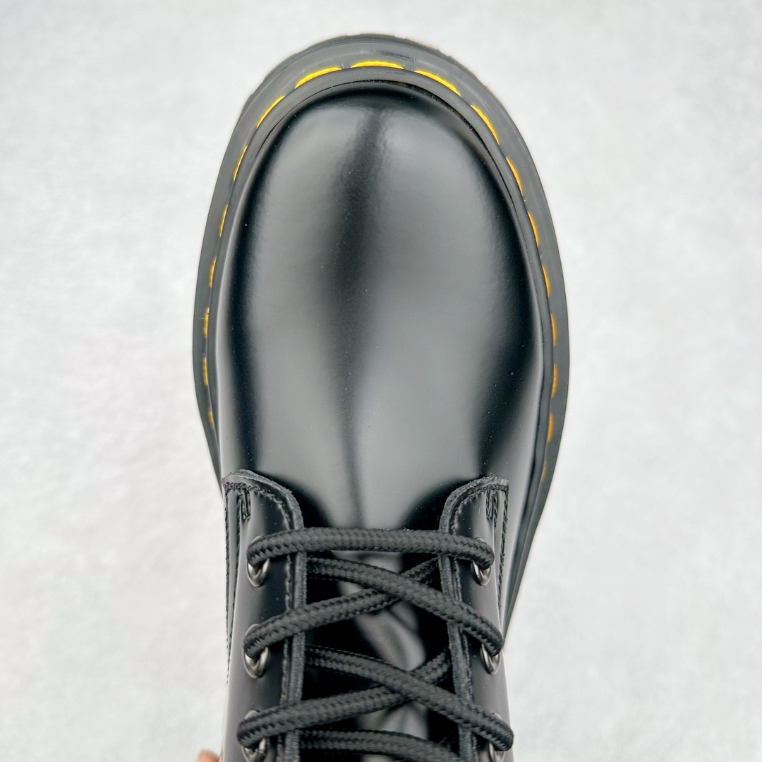 图片[4]-＃福利特价 Dr.Martens 马汀博士经典牛皮革舒适百撘马丁靴 马汀博士作为一个具有独特魅力的品牌 吸引了一群各具特色、而又崇尚本真精神的人 他们主张表达自我 他们每一个人都是世问独特的存在 从风格来看 马汀博士极简的鞋型轮廓 使鞋靴能轻松融入穿着者的造型 从而形成独具特色的风格 从实用性来看 耐穿舒适的体验感 为马汀博士成为街头潮流奠定了基础 从情感方面来看 这些具有辨识度的鞋子还是独特态度和权力赋予的象征 尺码：35 36 37 38 39 40 41 42 43 44-选品中心