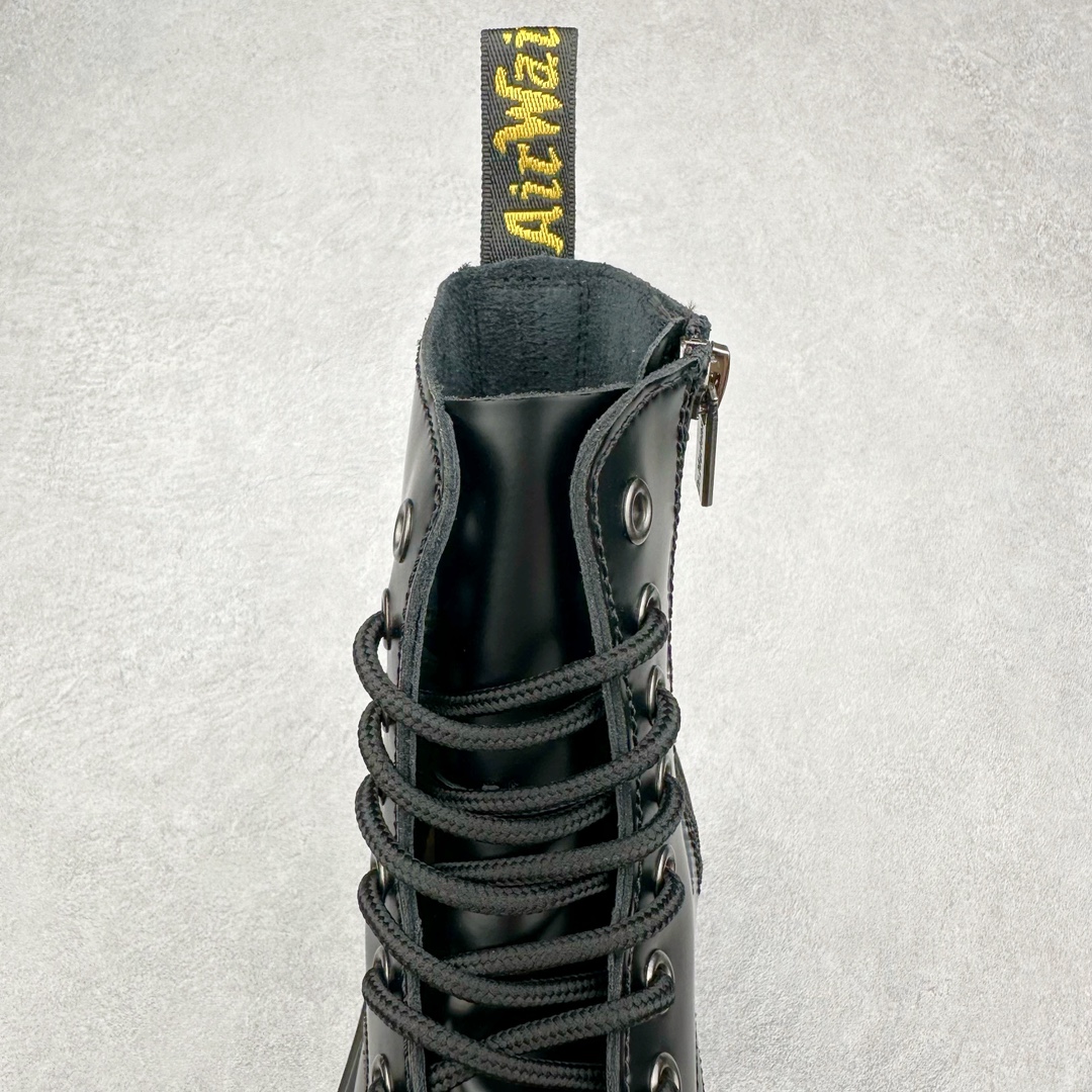 图片[5]-＃福利特价 Dr.Martens 马汀博士经典牛皮革舒适百撘马丁靴 马汀博士作为一个具有独特魅力的品牌 吸引了一群各具特色、而又崇尚本真精神的人 他们主张表达自我 他们每一个人都是世问独特的存在 从风格来看 马汀博士极简的鞋型轮廓 使鞋靴能轻松融入穿着者的造型 从而形成独具特色的风格 从实用性来看 耐穿舒适的体验感 为马汀博士成为街头潮流奠定了基础 从情感方面来看 这些具有辨识度的鞋子还是独特态度和权力赋予的象征 尺码：35 36 37 38 39 40 41 42 43 44-选品中心