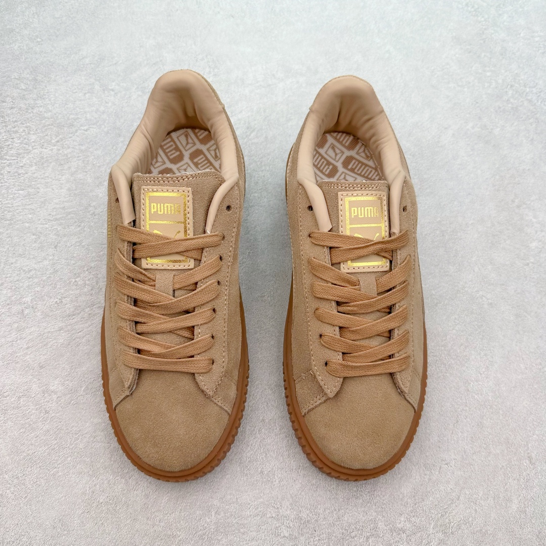 图片[2]-PUMA Suede Platform 彪马三明治厚底金标男女款复古休闲鞋增高运动鞋松糕跟板鞋 整双鞋款以经典的PUMA Suede鞋面为基底 采用高级麂皮材质打造 质感满载 鞋侧的金色烫印PUMA Logo引人瞩目 时尚有型 特色之一的加厚橡胶鞋底 让你默默长高3公分 以品牌经典的 Suede 为设计原型 耀眼奢华个性十足 超多明星、博主都在穿 尺码：36 36.5 37 37.5 38 38.5 39 40 40.5 41 42 42.5 43 44 45-选品中心