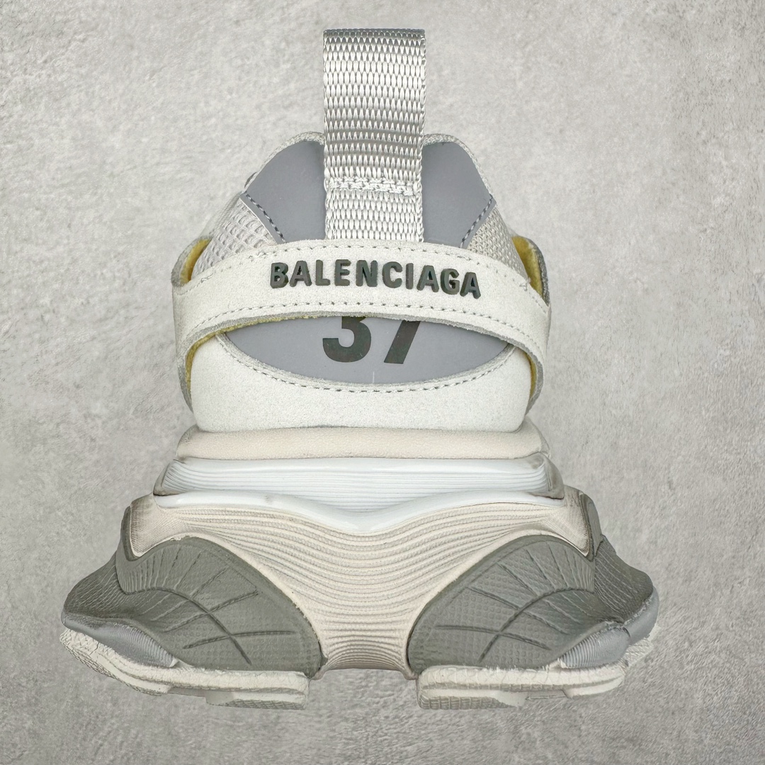 图片[8]-＃纯原 Balenciaga CARGO Sneaker 巴黎世家十一代圆头系带舒适百搭低帮生活休闲鞋老爹鞋 全套原纸板楦头开发 最原汁原味的灵魂版型 全鞋荧光划线卡点 胶水把控整洁度追求极致完美 每一双都是工艺品 多重QC质检 超越公司货的品控标准 实实在在的免检产品 原盒原配 正确字体电绣 粗细、位置、大小正确 侧边TPU 透气孔匹配意产原版 正确分离大底 TPU软底 原版一致大底LOGO 立体感十足 原厂皮料水洗做旧 采购原厂网纱 这款超细纤维和网布工装运动鞋 来自 Balenciaga 2024年夏季系列 其前卫的设计、夸张的体积和反光细节赋予其特别的轮廓 在 2024 夏季系列的秀场上 我们看到了睽违已久的新款运动鞋 Cargo Sneaker 看鞋名便可猜想 延续 3XL 经典设计 这似乎是一双天生为阔腿 Cargo 而生的鞋款 并且它比起 3XL 本就极度夸张的造型更加夸张 拥有更大的鞋底面积以及更为上翘的鞋头 堪称「5XL」外观设计上除了「比大更大」做旧的厚网布鞋面 还有一种经典 Track 鞋款融合 New Balance 9060 中底之即视感 标志性 Sporty B Logo 置于鞋面中间 再加上明显提高的中底厚度 你也不用害怕与3XL难以分辨 尺码：35/46-选品中心