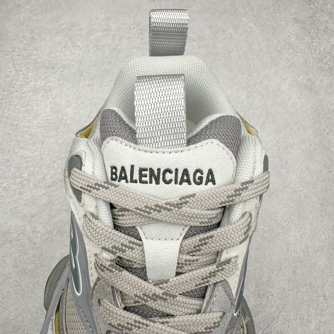 图片[5]-＃纯原 Balenciaga CARGO Sneaker 巴黎世家十一代圆头系带舒适百搭低帮生活休闲鞋老爹鞋 全套原纸板楦头开发 最原汁原味的灵魂版型 全鞋荧光划线卡点 胶水把控整洁度追求极致完美 每一双都是工艺品 多重QC质检 超越公司货的品控标准 实实在在的免检产品 原盒原配 正确字体电绣 粗细、位置、大小正确 侧边TPU 透气孔匹配意产原版 正确分离大底 TPU软底 原版一致大底LOGO 立体感十足 原厂皮料水洗做旧 采购原厂网纱 这款超细纤维和网布工装运动鞋 来自 Balenciaga 2024年夏季系列 其前卫的设计、夸张的体积和反光细节赋予其特别的轮廓 在 2024 夏季系列的秀场上 我们看到了睽违已久的新款运动鞋 Cargo Sneaker 看鞋名便可猜想 延续 3XL 经典设计 这似乎是一双天生为阔腿 Cargo 而生的鞋款 并且它比起 3XL 本就极度夸张的造型更加夸张 拥有更大的鞋底面积以及更为上翘的鞋头 堪称「5XL」外观设计上除了「比大更大」做旧的厚网布鞋面 还有一种经典 Track 鞋款融合 New Balance 9060 中底之即视感 标志性 Sporty B Logo 置于鞋面中间 再加上明显提高的中底厚度 你也不用害怕与3XL难以分辨 尺码：35/46-选品中心