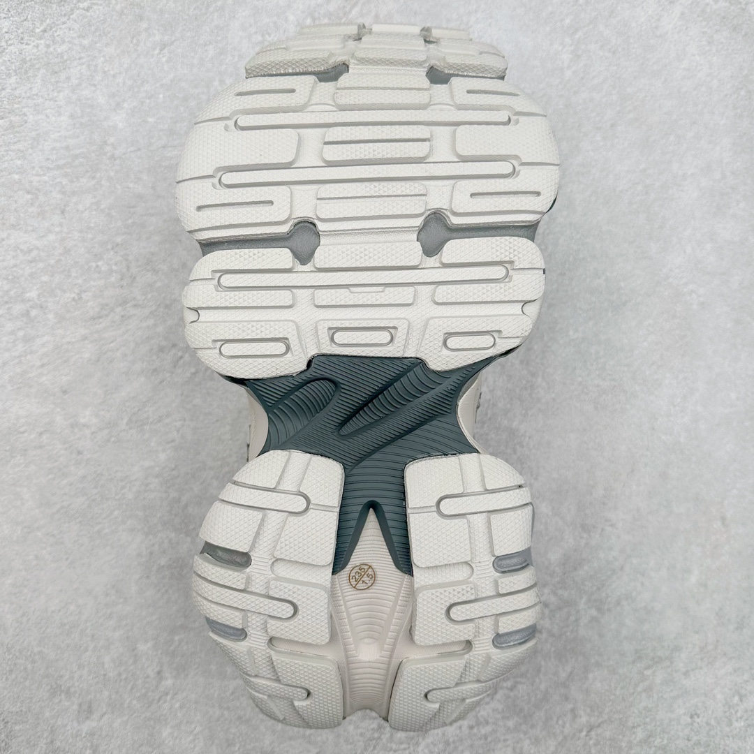 图片[9]-＃纯原 Balenciaga CARGO Sneaker 巴黎世家十一代圆头系带舒适百搭低帮生活休闲鞋老爹鞋 全套原纸板楦头开发 最原汁原味的灵魂版型 全鞋荧光划线卡点 胶水把控整洁度追求极致完美 每一双都是工艺品 多重QC质检 超越公司货的品控标准 实实在在的免检产品 原盒原配 正确字体电绣 粗细、位置、大小正确 侧边TPU 透气孔匹配意产原版 正确分离大底 TPU软底 原版一致大底LOGO 立体感十足 原厂皮料水洗做旧 采购原厂网纱 这款超细纤维和网布工装运动鞋 来自 Balenciaga 2024年夏季系列 其前卫的设计、夸张的体积和反光细节赋予其特别的轮廓 在 2024 夏季系列的秀场上 我们看到了睽违已久的新款运动鞋 Cargo Sneaker 看鞋名便可猜想 延续 3XL 经典设计 这似乎是一双天生为阔腿 Cargo 而生的鞋款 并且它比起 3XL 本就极度夸张的造型更加夸张 拥有更大的鞋底面积以及更为上翘的鞋头 堪称「5XL」外观设计上除了「比大更大」做旧的厚网布鞋面 还有一种经典 Track 鞋款融合 New Balance 9060 中底之即视感 标志性 Sporty B Logo 置于鞋面中间 再加上明显提高的中底厚度 你也不用害怕与3XL难以分辨 尺码：35/46-选品中心