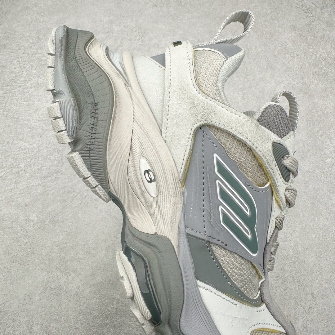 图片[6]-＃纯原 Balenciaga CARGO Sneaker 巴黎世家十一代圆头系带舒适百搭低帮生活休闲鞋老爹鞋 全套原纸板楦头开发 最原汁原味的灵魂版型 全鞋荧光划线卡点 胶水把控整洁度追求极致完美 每一双都是工艺品 多重QC质检 超越公司货的品控标准 实实在在的免检产品 原盒原配 正确字体电绣 粗细、位置、大小正确 侧边TPU 透气孔匹配意产原版 正确分离大底 TPU软底 原版一致大底LOGO 立体感十足 原厂皮料水洗做旧 采购原厂网纱 这款超细纤维和网布工装运动鞋 来自 Balenciaga 2024年夏季系列 其前卫的设计、夸张的体积和反光细节赋予其特别的轮廓 在 2024 夏季系列的秀场上 我们看到了睽违已久的新款运动鞋 Cargo Sneaker 看鞋名便可猜想 延续 3XL 经典设计 这似乎是一双天生为阔腿 Cargo 而生的鞋款 并且它比起 3XL 本就极度夸张的造型更加夸张 拥有更大的鞋底面积以及更为上翘的鞋头 堪称「5XL」外观设计上除了「比大更大」做旧的厚网布鞋面 还有一种经典 Track 鞋款融合 New Balance 9060 中底之即视感 标志性 Sporty B Logo 置于鞋面中间 再加上明显提高的中底厚度 你也不用害怕与3XL难以分辨 尺码：35/46-选品中心