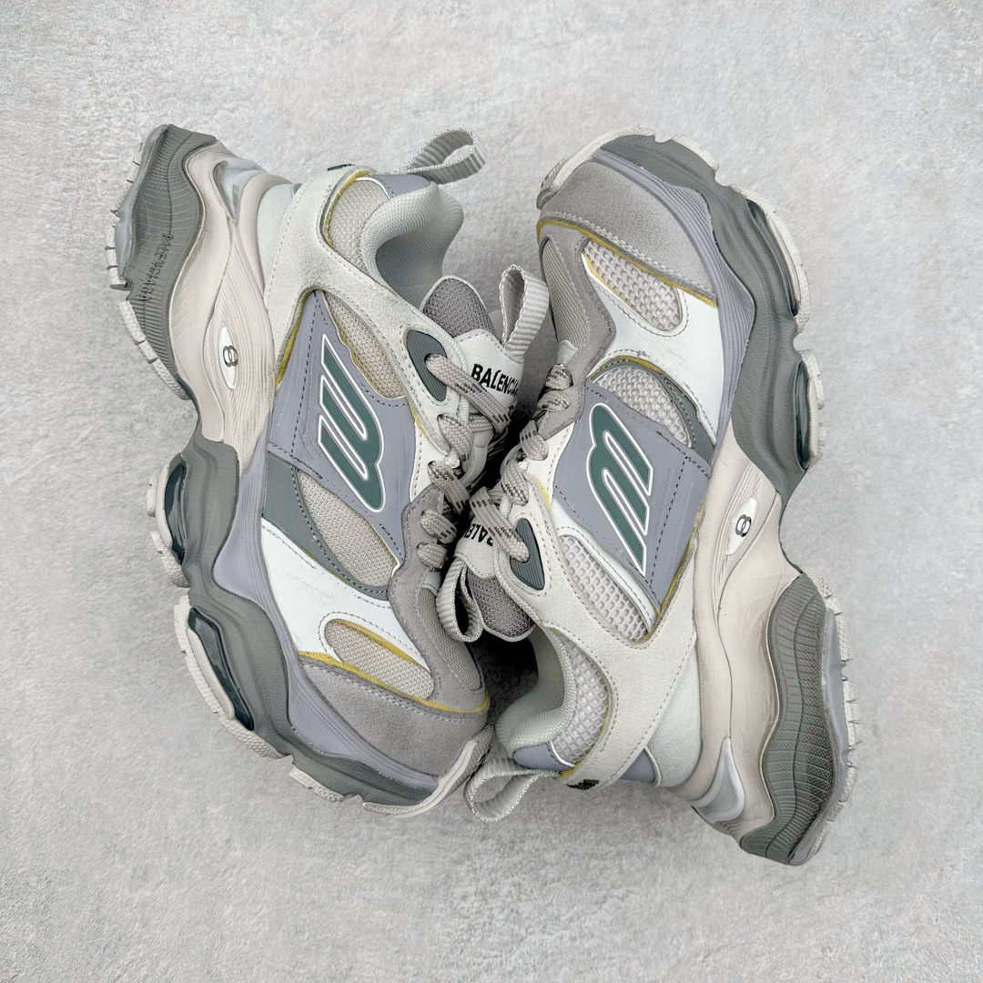 图片[3]-＃纯原 Balenciaga CARGO Sneaker 巴黎世家十一代圆头系带舒适百搭低帮生活休闲鞋老爹鞋 全套原纸板楦头开发 最原汁原味的灵魂版型 全鞋荧光划线卡点 胶水把控整洁度追求极致完美 每一双都是工艺品 多重QC质检 超越公司货的品控标准 实实在在的免检产品 原盒原配 正确字体电绣 粗细、位置、大小正确 侧边TPU 透气孔匹配意产原版 正确分离大底 TPU软底 原版一致大底LOGO 立体感十足 原厂皮料水洗做旧 采购原厂网纱 这款超细纤维和网布工装运动鞋 来自 Balenciaga 2024年夏季系列 其前卫的设计、夸张的体积和反光细节赋予其特别的轮廓 在 2024 夏季系列的秀场上 我们看到了睽违已久的新款运动鞋 Cargo Sneaker 看鞋名便可猜想 延续 3XL 经典设计 这似乎是一双天生为阔腿 Cargo 而生的鞋款 并且它比起 3XL 本就极度夸张的造型更加夸张 拥有更大的鞋底面积以及更为上翘的鞋头 堪称「5XL」外观设计上除了「比大更大」做旧的厚网布鞋面 还有一种经典 Track 鞋款融合 New Balance 9060 中底之即视感 标志性 Sporty B Logo 置于鞋面中间 再加上明显提高的中底厚度 你也不用害怕与3XL难以分辨 尺码：35/46-选品中心