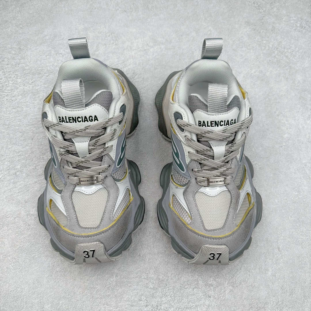 图片[2]-＃纯原 Balenciaga CARGO Sneaker 巴黎世家十一代圆头系带舒适百搭低帮生活休闲鞋老爹鞋 全套原纸板楦头开发 最原汁原味的灵魂版型 全鞋荧光划线卡点 胶水把控整洁度追求极致完美 每一双都是工艺品 多重QC质检 超越公司货的品控标准 实实在在的免检产品 原盒原配 正确字体电绣 粗细、位置、大小正确 侧边TPU 透气孔匹配意产原版 正确分离大底 TPU软底 原版一致大底LOGO 立体感十足 原厂皮料水洗做旧 采购原厂网纱 这款超细纤维和网布工装运动鞋 来自 Balenciaga 2024年夏季系列 其前卫的设计、夸张的体积和反光细节赋予其特别的轮廓 在 2024 夏季系列的秀场上 我们看到了睽违已久的新款运动鞋 Cargo Sneaker 看鞋名便可猜想 延续 3XL 经典设计 这似乎是一双天生为阔腿 Cargo 而生的鞋款 并且它比起 3XL 本就极度夸张的造型更加夸张 拥有更大的鞋底面积以及更为上翘的鞋头 堪称「5XL」外观设计上除了「比大更大」做旧的厚网布鞋面 还有一种经典 Track 鞋款融合 New Balance 9060 中底之即视感 标志性 Sporty B Logo 置于鞋面中间 再加上明显提高的中底厚度 你也不用害怕与3XL难以分辨 尺码：35/46-选品中心