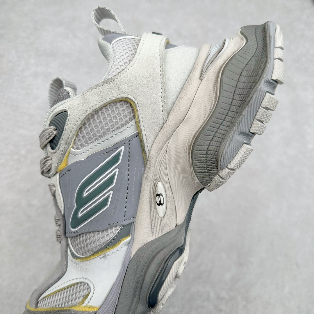 图片[7]-＃纯原 Balenciaga CARGO Sneaker 巴黎世家十一代圆头系带舒适百搭低帮生活休闲鞋老爹鞋 全套原纸板楦头开发 最原汁原味的灵魂版型 全鞋荧光划线卡点 胶水把控整洁度追求极致完美 每一双都是工艺品 多重QC质检 超越公司货的品控标准 实实在在的免检产品 原盒原配 正确字体电绣 粗细、位置、大小正确 侧边TPU 透气孔匹配意产原版 正确分离大底 TPU软底 原版一致大底LOGO 立体感十足 原厂皮料水洗做旧 采购原厂网纱 这款超细纤维和网布工装运动鞋 来自 Balenciaga 2024年夏季系列 其前卫的设计、夸张的体积和反光细节赋予其特别的轮廓 在 2024 夏季系列的秀场上 我们看到了睽违已久的新款运动鞋 Cargo Sneaker 看鞋名便可猜想 延续 3XL 经典设计 这似乎是一双天生为阔腿 Cargo 而生的鞋款 并且它比起 3XL 本就极度夸张的造型更加夸张 拥有更大的鞋底面积以及更为上翘的鞋头 堪称「5XL」外观设计上除了「比大更大」做旧的厚网布鞋面 还有一种经典 Track 鞋款融合 New Balance 9060 中底之即视感 标志性 Sporty B Logo 置于鞋面中间 再加上明显提高的中底厚度 你也不用害怕与3XL难以分辨 尺码：35/46-选品中心