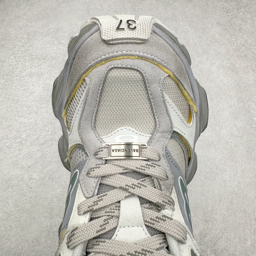 图片[4]-＃纯原 Balenciaga CARGO Sneaker 巴黎世家十一代圆头系带舒适百搭低帮生活休闲鞋老爹鞋 全套原纸板楦头开发 最原汁原味的灵魂版型 全鞋荧光划线卡点 胶水把控整洁度追求极致完美 每一双都是工艺品 多重QC质检 超越公司货的品控标准 实实在在的免检产品 原盒原配 正确字体电绣 粗细、位置、大小正确 侧边TPU 透气孔匹配意产原版 正确分离大底 TPU软底 原版一致大底LOGO 立体感十足 原厂皮料水洗做旧 采购原厂网纱 这款超细纤维和网布工装运动鞋 来自 Balenciaga 2024年夏季系列 其前卫的设计、夸张的体积和反光细节赋予其特别的轮廓 在 2024 夏季系列的秀场上 我们看到了睽违已久的新款运动鞋 Cargo Sneaker 看鞋名便可猜想 延续 3XL 经典设计 这似乎是一双天生为阔腿 Cargo 而生的鞋款 并且它比起 3XL 本就极度夸张的造型更加夸张 拥有更大的鞋底面积以及更为上翘的鞋头 堪称「5XL」外观设计上除了「比大更大」做旧的厚网布鞋面 还有一种经典 Track 鞋款融合 New Balance 9060 中底之即视感 标志性 Sporty B Logo 置于鞋面中间 再加上明显提高的中底厚度 你也不用害怕与3XL难以分辨 尺码：35/46-选品中心