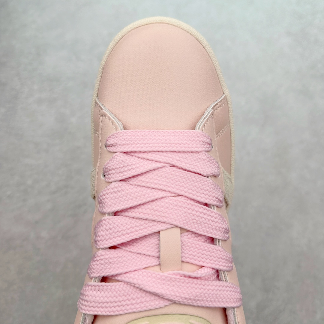 图片[4]-＃C版纯原 AD Originals Campus 00s 学院系列面包风经典复古低帮百搭休闲运动板鞋 IH3280 原鞋开发 正确版型 市面唯一全鞋采用原厂头层SD皮料 正确宽版鞋盒 清洁度完美 诠释最高工艺 这次 Originals 选择了以经典复古鞋型 Campus 为蓝本打造全新面包鞋 这款鞋型联名不断 冠希当年对它更是钟爱有加 论牌面丝毫不输贝壳头、Forum 等大热鞋型 这次 Campus 一改 80 年代的瘦长造型 鞋舌、鞋身、鞋底甚至细节都变大了 营造出千禧年前后流行的面包鞋宽大廓形 因此鞋名改为 Campus 00s 鞋身采用绒面皮料搭配白色常规皮革 质感上还是延续了经典 Campus 的设计 鞋舌填充更加饱满 让鞋款整体看起来更加圆润 搭配上这款浅蓝配色「蓝胖子」造型真的很可爱 鞋舌还加入了与以往 Campus 不同的全新三叶草 Logo 令造型更具千禧气息 鞋带也采用了加宽的设计 如果你不喜欢 这次还附送了传统鞋带可以替换 鞋底采用了米黄做旧设计 凸显鞋款的复古年代感 除了清新可人的浅蓝配色 还有一款酷灰配色 造型更加硬朗复古 而且相比浅蓝配色更加耐脏 尺码：36 36⅔ 37⅓ 38 38⅔ 39⅓ 40 40⅔ 41⅓ 42 42⅔ 43⅓ 44 44 ⅓ 45-选品中心