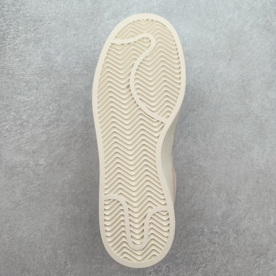 图片[9]-＃C版纯原 AD Originals Campus 00s 学院系列面包风经典复古低帮百搭休闲运动板鞋 IH3280 原鞋开发 正确版型 市面唯一全鞋采用原厂头层SD皮料 正确宽版鞋盒 清洁度完美 诠释最高工艺 这次 Originals 选择了以经典复古鞋型 Campus 为蓝本打造全新面包鞋 这款鞋型联名不断 冠希当年对它更是钟爱有加 论牌面丝毫不输贝壳头、Forum 等大热鞋型 这次 Campus 一改 80 年代的瘦长造型 鞋舌、鞋身、鞋底甚至细节都变大了 营造出千禧年前后流行的面包鞋宽大廓形 因此鞋名改为 Campus 00s 鞋身采用绒面皮料搭配白色常规皮革 质感上还是延续了经典 Campus 的设计 鞋舌填充更加饱满 让鞋款整体看起来更加圆润 搭配上这款浅蓝配色「蓝胖子」造型真的很可爱 鞋舌还加入了与以往 Campus 不同的全新三叶草 Logo 令造型更具千禧气息 鞋带也采用了加宽的设计 如果你不喜欢 这次还附送了传统鞋带可以替换 鞋底采用了米黄做旧设计 凸显鞋款的复古年代感 除了清新可人的浅蓝配色 还有一款酷灰配色 造型更加硬朗复古 而且相比浅蓝配色更加耐脏 尺码：36 36⅔ 37⅓ 38 38⅔ 39⅓ 40 40⅔ 41⅓ 42 42⅔ 43⅓ 44 44 ⅓ 45-选品中心