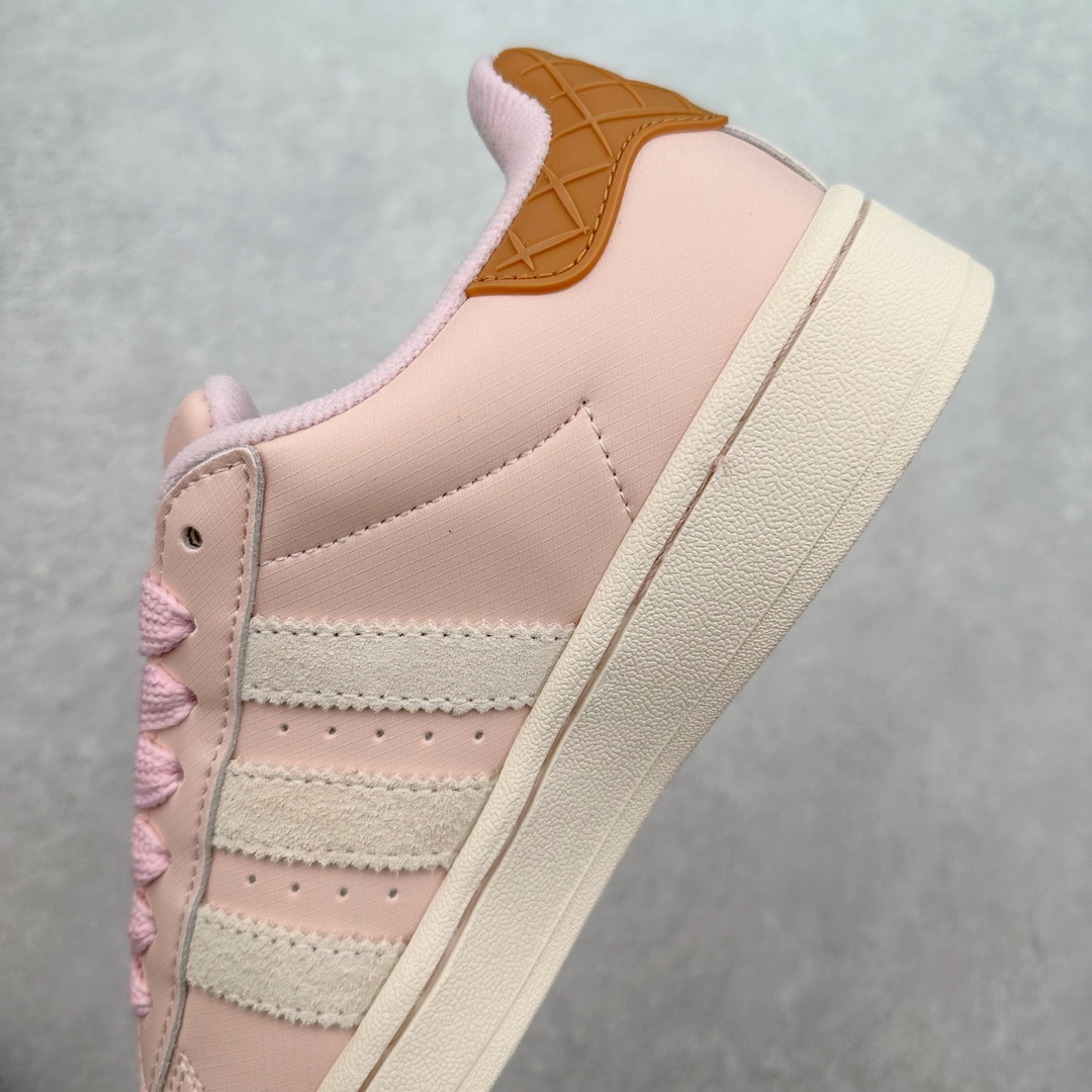图片[7]-＃C版纯原 AD Originals Campus 00s 学院系列面包风经典复古低帮百搭休闲运动板鞋 IH3280 原鞋开发 正确版型 市面唯一全鞋采用原厂头层SD皮料 正确宽版鞋盒 清洁度完美 诠释最高工艺 这次 Originals 选择了以经典复古鞋型 Campus 为蓝本打造全新面包鞋 这款鞋型联名不断 冠希当年对它更是钟爱有加 论牌面丝毫不输贝壳头、Forum 等大热鞋型 这次 Campus 一改 80 年代的瘦长造型 鞋舌、鞋身、鞋底甚至细节都变大了 营造出千禧年前后流行的面包鞋宽大廓形 因此鞋名改为 Campus 00s 鞋身采用绒面皮料搭配白色常规皮革 质感上还是延续了经典 Campus 的设计 鞋舌填充更加饱满 让鞋款整体看起来更加圆润 搭配上这款浅蓝配色「蓝胖子」造型真的很可爱 鞋舌还加入了与以往 Campus 不同的全新三叶草 Logo 令造型更具千禧气息 鞋带也采用了加宽的设计 如果你不喜欢 这次还附送了传统鞋带可以替换 鞋底采用了米黄做旧设计 凸显鞋款的复古年代感 除了清新可人的浅蓝配色 还有一款酷灰配色 造型更加硬朗复古 而且相比浅蓝配色更加耐脏 尺码：36 36⅔ 37⅓ 38 38⅔ 39⅓ 40 40⅔ 41⅓ 42 42⅔ 43⅓ 44 44 ⅓ 45-选品中心