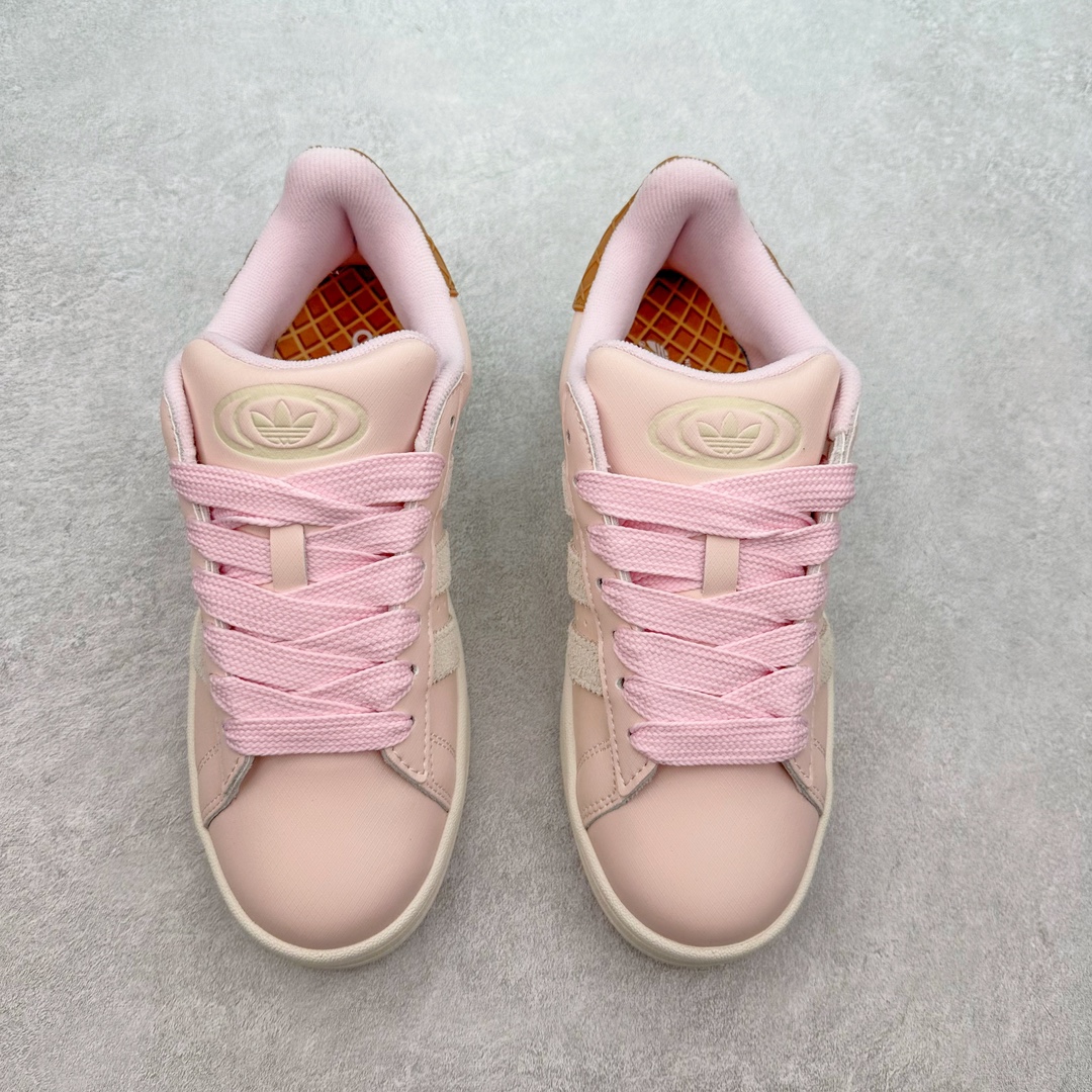 图片[2]-＃C版纯原 AD Originals Campus 00s 学院系列面包风经典复古低帮百搭休闲运动板鞋 IH3280 原鞋开发 正确版型 市面唯一全鞋采用原厂头层SD皮料 正确宽版鞋盒 清洁度完美 诠释最高工艺 这次 Originals 选择了以经典复古鞋型 Campus 为蓝本打造全新面包鞋 这款鞋型联名不断 冠希当年对它更是钟爱有加 论牌面丝毫不输贝壳头、Forum 等大热鞋型 这次 Campus 一改 80 年代的瘦长造型 鞋舌、鞋身、鞋底甚至细节都变大了 营造出千禧年前后流行的面包鞋宽大廓形 因此鞋名改为 Campus 00s 鞋身采用绒面皮料搭配白色常规皮革 质感上还是延续了经典 Campus 的设计 鞋舌填充更加饱满 让鞋款整体看起来更加圆润 搭配上这款浅蓝配色「蓝胖子」造型真的很可爱 鞋舌还加入了与以往 Campus 不同的全新三叶草 Logo 令造型更具千禧气息 鞋带也采用了加宽的设计 如果你不喜欢 这次还附送了传统鞋带可以替换 鞋底采用了米黄做旧设计 凸显鞋款的复古年代感 除了清新可人的浅蓝配色 还有一款酷灰配色 造型更加硬朗复古 而且相比浅蓝配色更加耐脏 尺码：36 36⅔ 37⅓ 38 38⅔ 39⅓ 40 40⅔ 41⅓ 42 42⅔ 43⅓ 44 44 ⅓ 45-选品中心