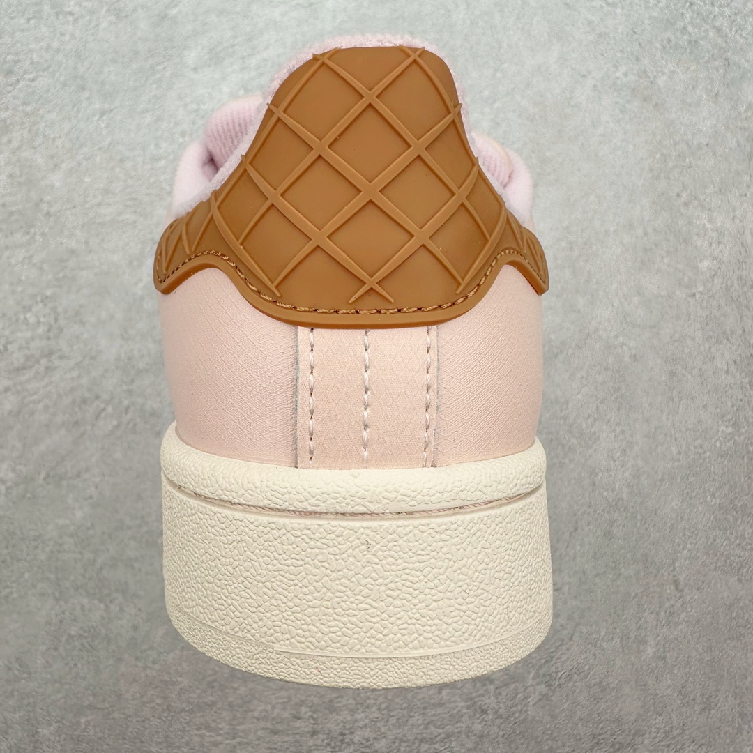 图片[8]-＃C版纯原 AD Originals Campus 00s 学院系列面包风经典复古低帮百搭休闲运动板鞋 IH3280 原鞋开发 正确版型 市面唯一全鞋采用原厂头层SD皮料 正确宽版鞋盒 清洁度完美 诠释最高工艺 这次 Originals 选择了以经典复古鞋型 Campus 为蓝本打造全新面包鞋 这款鞋型联名不断 冠希当年对它更是钟爱有加 论牌面丝毫不输贝壳头、Forum 等大热鞋型 这次 Campus 一改 80 年代的瘦长造型 鞋舌、鞋身、鞋底甚至细节都变大了 营造出千禧年前后流行的面包鞋宽大廓形 因此鞋名改为 Campus 00s 鞋身采用绒面皮料搭配白色常规皮革 质感上还是延续了经典 Campus 的设计 鞋舌填充更加饱满 让鞋款整体看起来更加圆润 搭配上这款浅蓝配色「蓝胖子」造型真的很可爱 鞋舌还加入了与以往 Campus 不同的全新三叶草 Logo 令造型更具千禧气息 鞋带也采用了加宽的设计 如果你不喜欢 这次还附送了传统鞋带可以替换 鞋底采用了米黄做旧设计 凸显鞋款的复古年代感 除了清新可人的浅蓝配色 还有一款酷灰配色 造型更加硬朗复古 而且相比浅蓝配色更加耐脏 尺码：36 36⅔ 37⅓ 38 38⅔ 39⅓ 40 40⅔ 41⅓ 42 42⅔ 43⅓ 44 44 ⅓ 45-选品中心