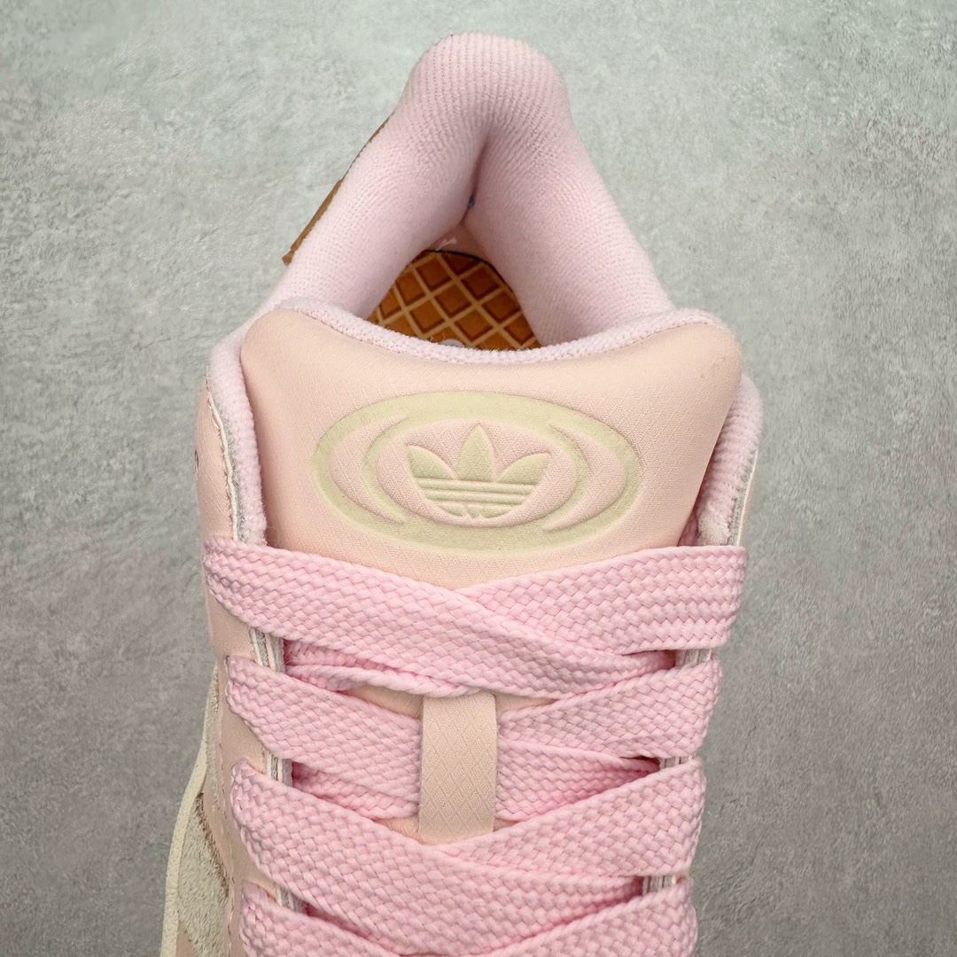 图片[5]-＃C版纯原 AD Originals Campus 00s 学院系列面包风经典复古低帮百搭休闲运动板鞋 IH3280 原鞋开发 正确版型 市面唯一全鞋采用原厂头层SD皮料 正确宽版鞋盒 清洁度完美 诠释最高工艺 这次 Originals 选择了以经典复古鞋型 Campus 为蓝本打造全新面包鞋 这款鞋型联名不断 冠希当年对它更是钟爱有加 论牌面丝毫不输贝壳头、Forum 等大热鞋型 这次 Campus 一改 80 年代的瘦长造型 鞋舌、鞋身、鞋底甚至细节都变大了 营造出千禧年前后流行的面包鞋宽大廓形 因此鞋名改为 Campus 00s 鞋身采用绒面皮料搭配白色常规皮革 质感上还是延续了经典 Campus 的设计 鞋舌填充更加饱满 让鞋款整体看起来更加圆润 搭配上这款浅蓝配色「蓝胖子」造型真的很可爱 鞋舌还加入了与以往 Campus 不同的全新三叶草 Logo 令造型更具千禧气息 鞋带也采用了加宽的设计 如果你不喜欢 这次还附送了传统鞋带可以替换 鞋底采用了米黄做旧设计 凸显鞋款的复古年代感 除了清新可人的浅蓝配色 还有一款酷灰配色 造型更加硬朗复古 而且相比浅蓝配色更加耐脏 尺码：36 36⅔ 37⅓ 38 38⅔ 39⅓ 40 40⅔ 41⅓ 42 42⅔ 43⅓ 44 44 ⅓ 45-选品中心