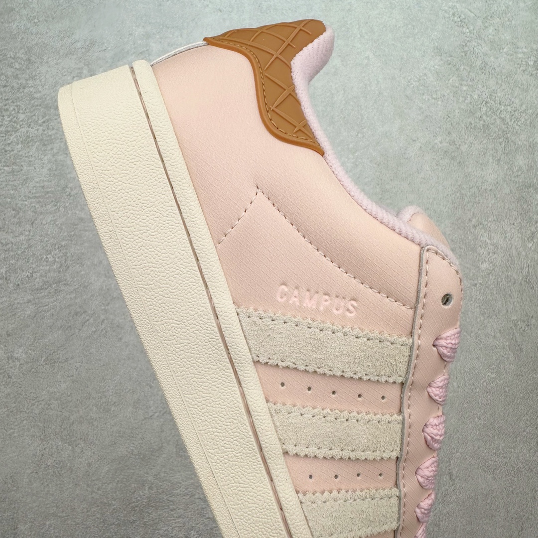 图片[6]-＃C版纯原 AD Originals Campus 00s 学院系列面包风经典复古低帮百搭休闲运动板鞋 IH3280 原鞋开发 正确版型 市面唯一全鞋采用原厂头层SD皮料 正确宽版鞋盒 清洁度完美 诠释最高工艺 这次 Originals 选择了以经典复古鞋型 Campus 为蓝本打造全新面包鞋 这款鞋型联名不断 冠希当年对它更是钟爱有加 论牌面丝毫不输贝壳头、Forum 等大热鞋型 这次 Campus 一改 80 年代的瘦长造型 鞋舌、鞋身、鞋底甚至细节都变大了 营造出千禧年前后流行的面包鞋宽大廓形 因此鞋名改为 Campus 00s 鞋身采用绒面皮料搭配白色常规皮革 质感上还是延续了经典 Campus 的设计 鞋舌填充更加饱满 让鞋款整体看起来更加圆润 搭配上这款浅蓝配色「蓝胖子」造型真的很可爱 鞋舌还加入了与以往 Campus 不同的全新三叶草 Logo 令造型更具千禧气息 鞋带也采用了加宽的设计 如果你不喜欢 这次还附送了传统鞋带可以替换 鞋底采用了米黄做旧设计 凸显鞋款的复古年代感 除了清新可人的浅蓝配色 还有一款酷灰配色 造型更加硬朗复古 而且相比浅蓝配色更加耐脏 尺码：36 36⅔ 37⅓ 38 38⅔ 39⅓ 40 40⅔ 41⅓ 42 42⅔ 43⅓ 44 44 ⅓ 45-选品中心